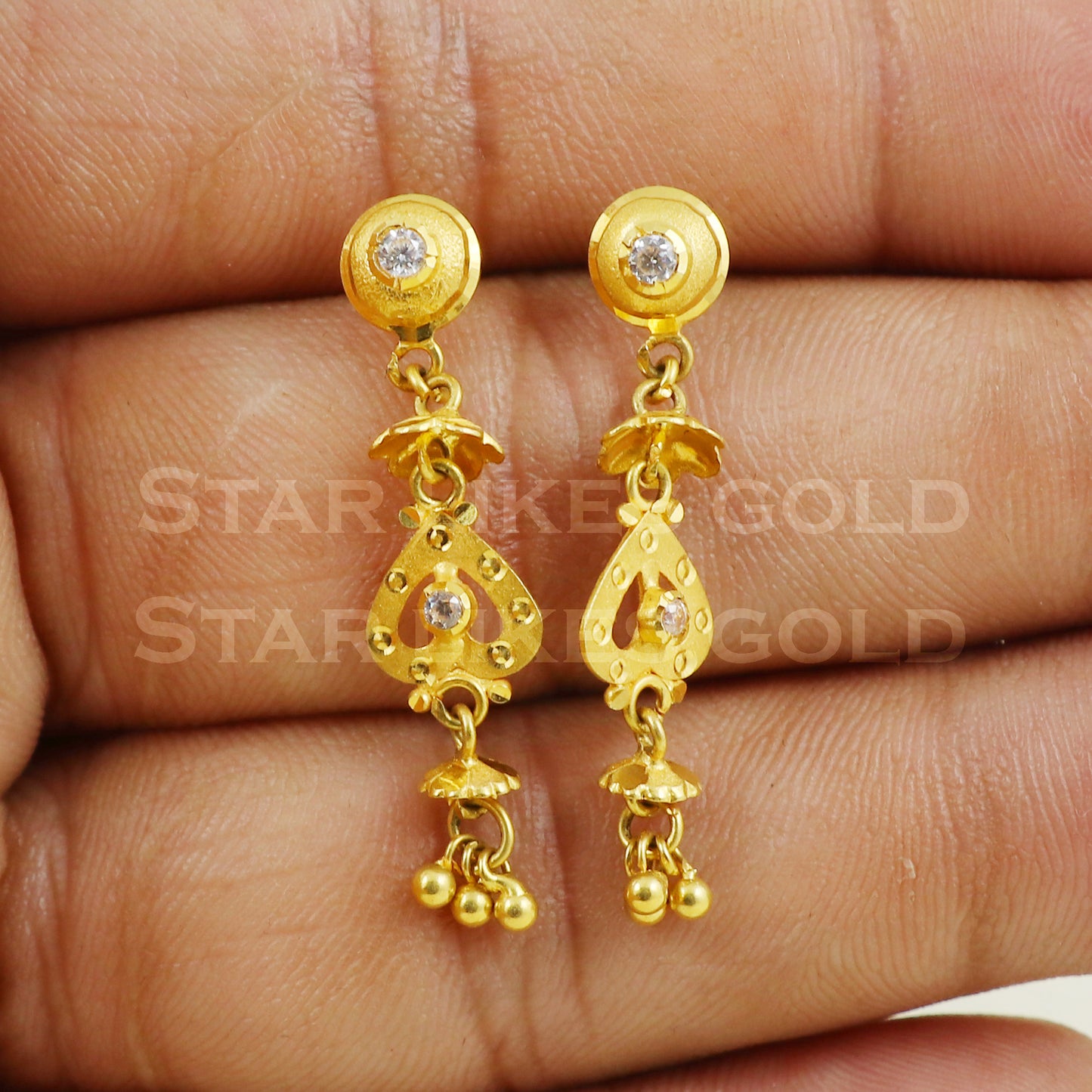 18 karat 18k gold dangle earrings jewelry B1166