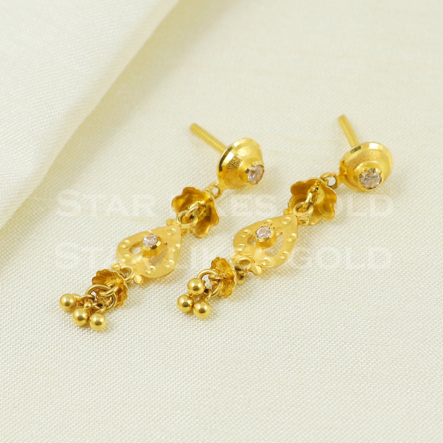 18 karat 18k gold dangle earrings jewelry B1166