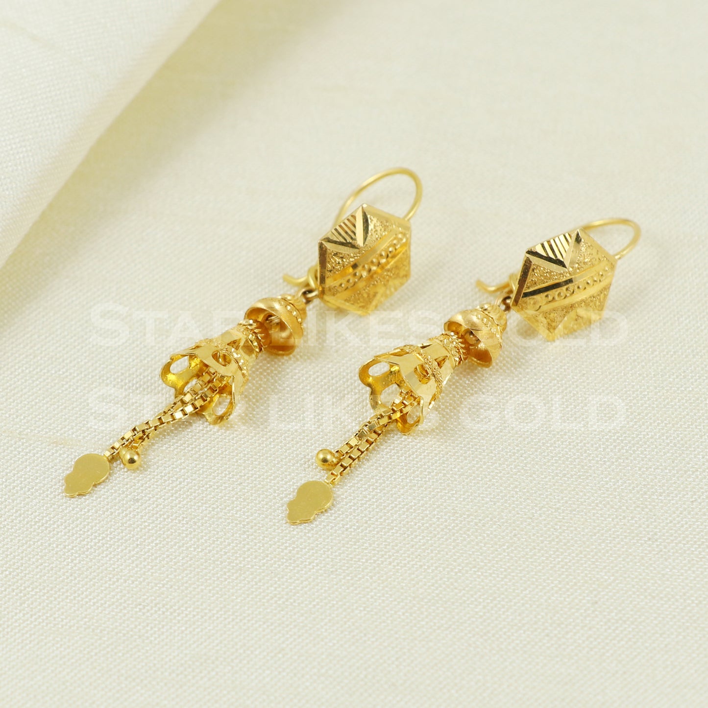 18 karat 18k gold dangle earrings jewelry B1170