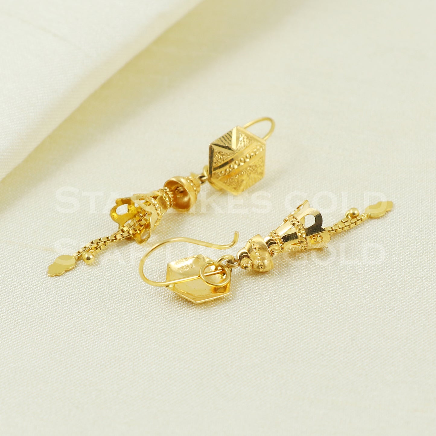 18 karat 18k gold dangle earrings jewelry B1170