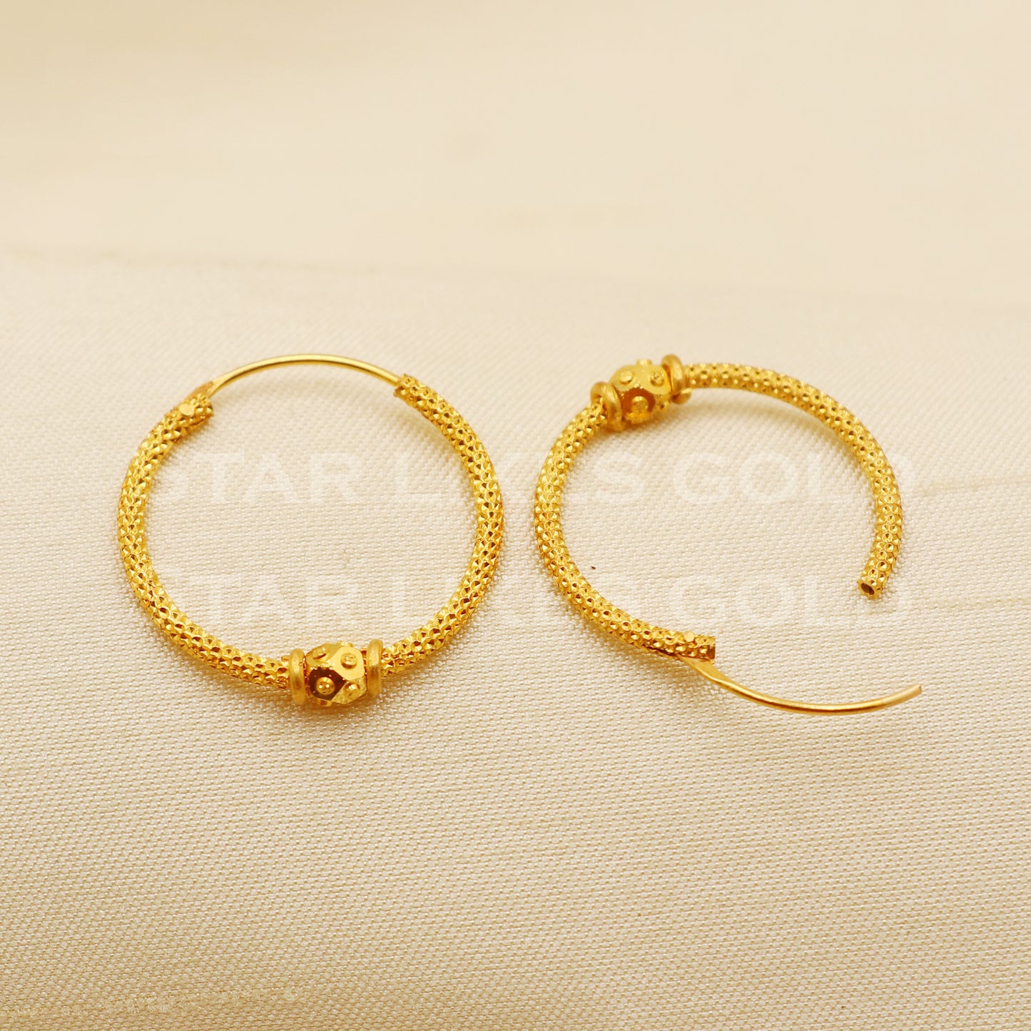 18 karat 18k gold bali hoop earrings, B1499