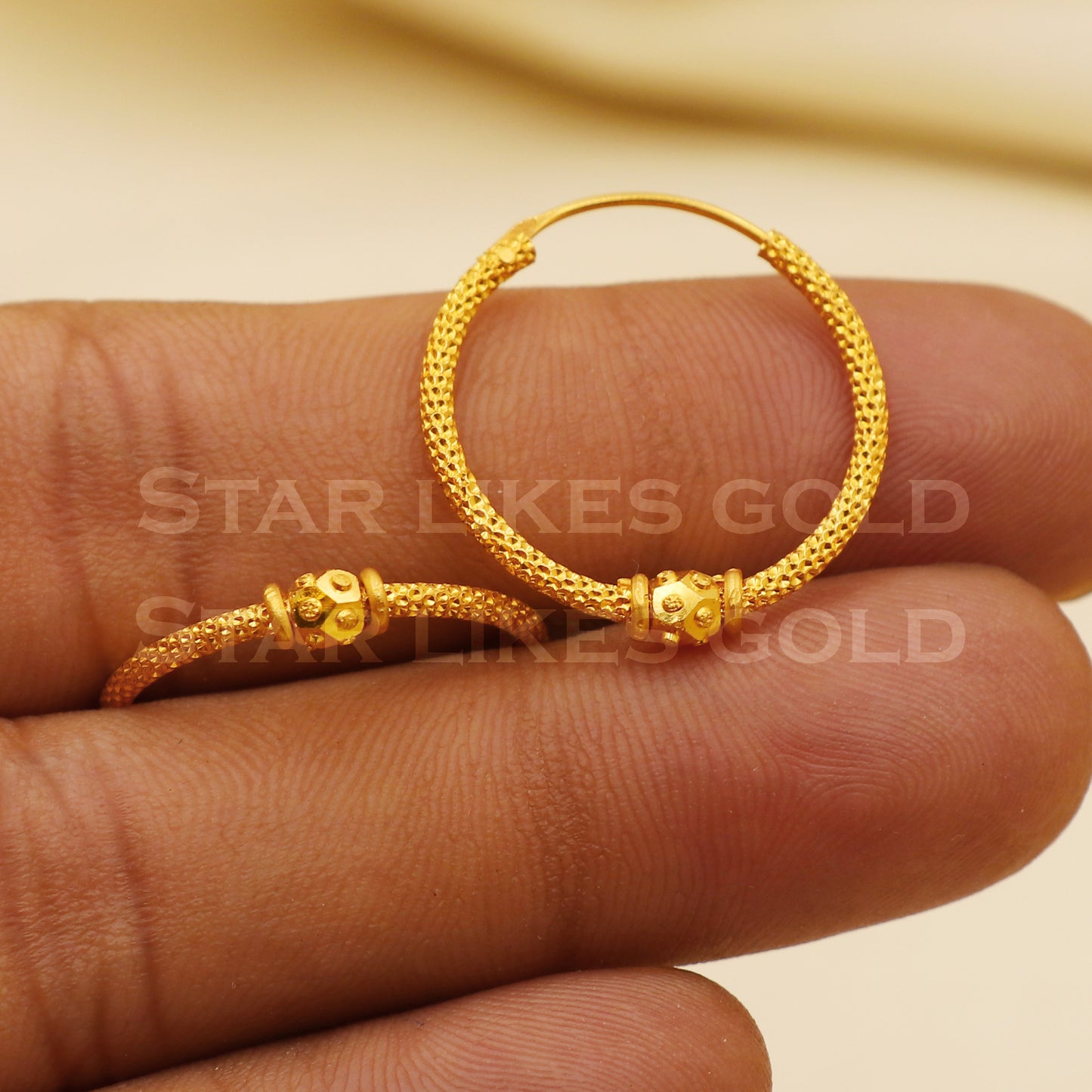 18 karat 18k gold bali hoop earrings, B1499