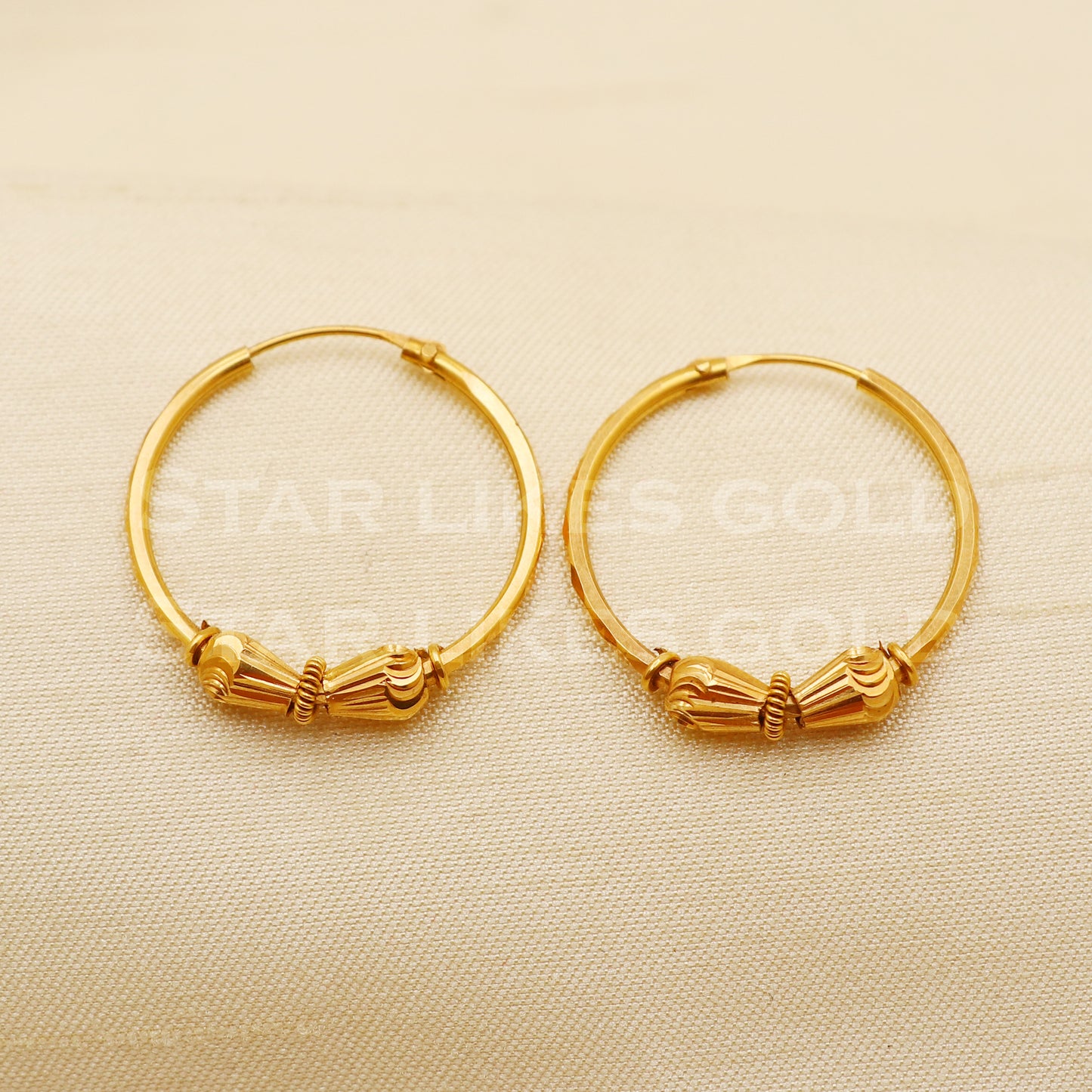 18 karat 18k gold bali hoop earrings, B1501