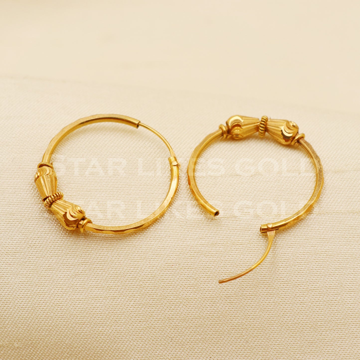 18 karat 18k gold bali hoop earrings, B1501