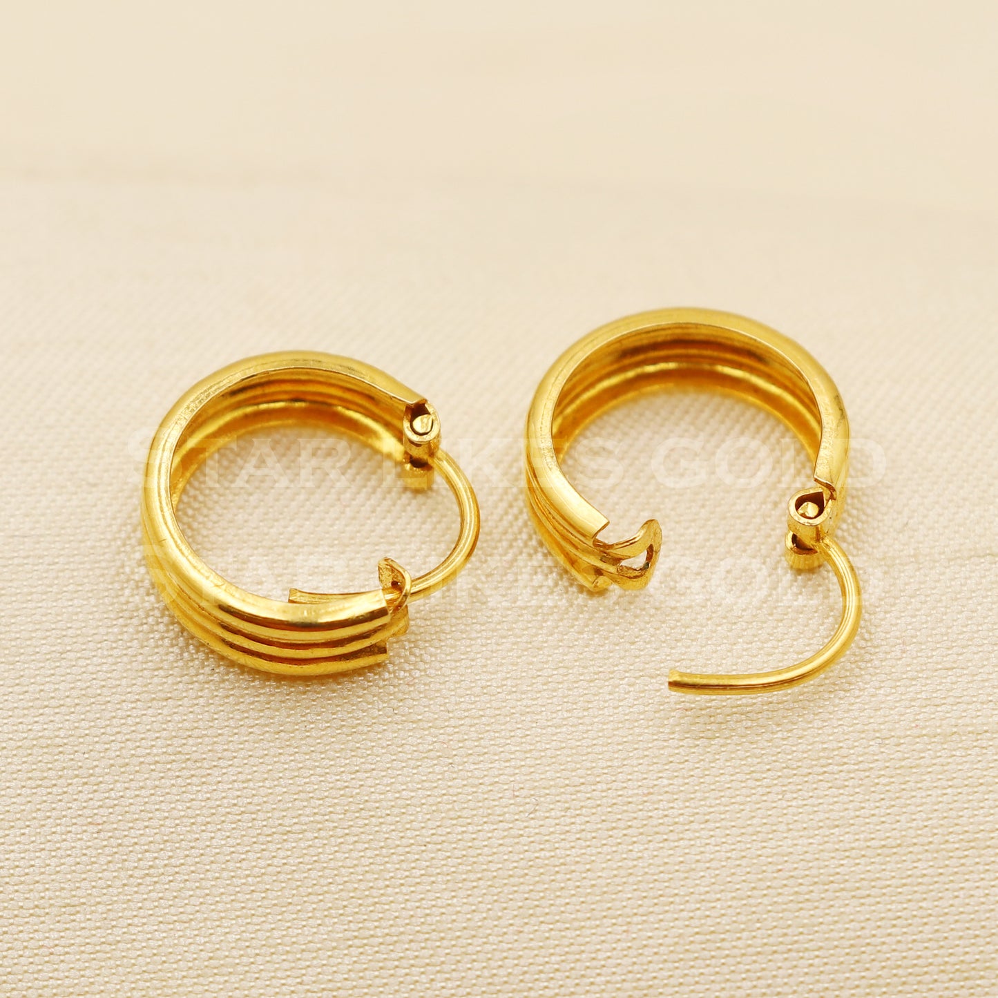 18 karat 18k gold bali hoop earrings, B1505