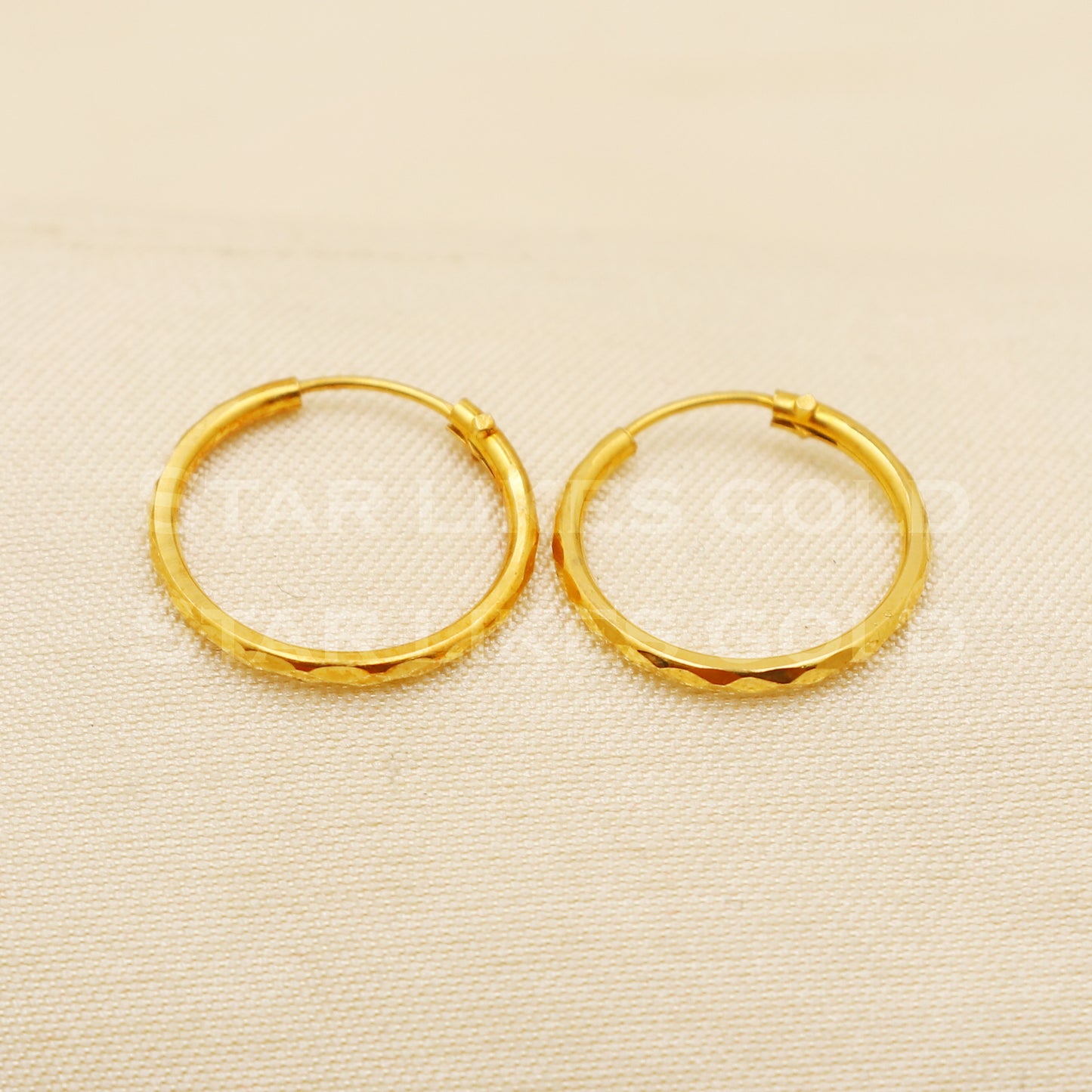 18 karat 18k gold bali hoop earrings, B1507