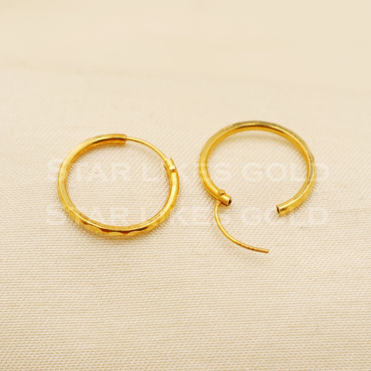 18 karat 18k gold bali hoop earrings, B1507