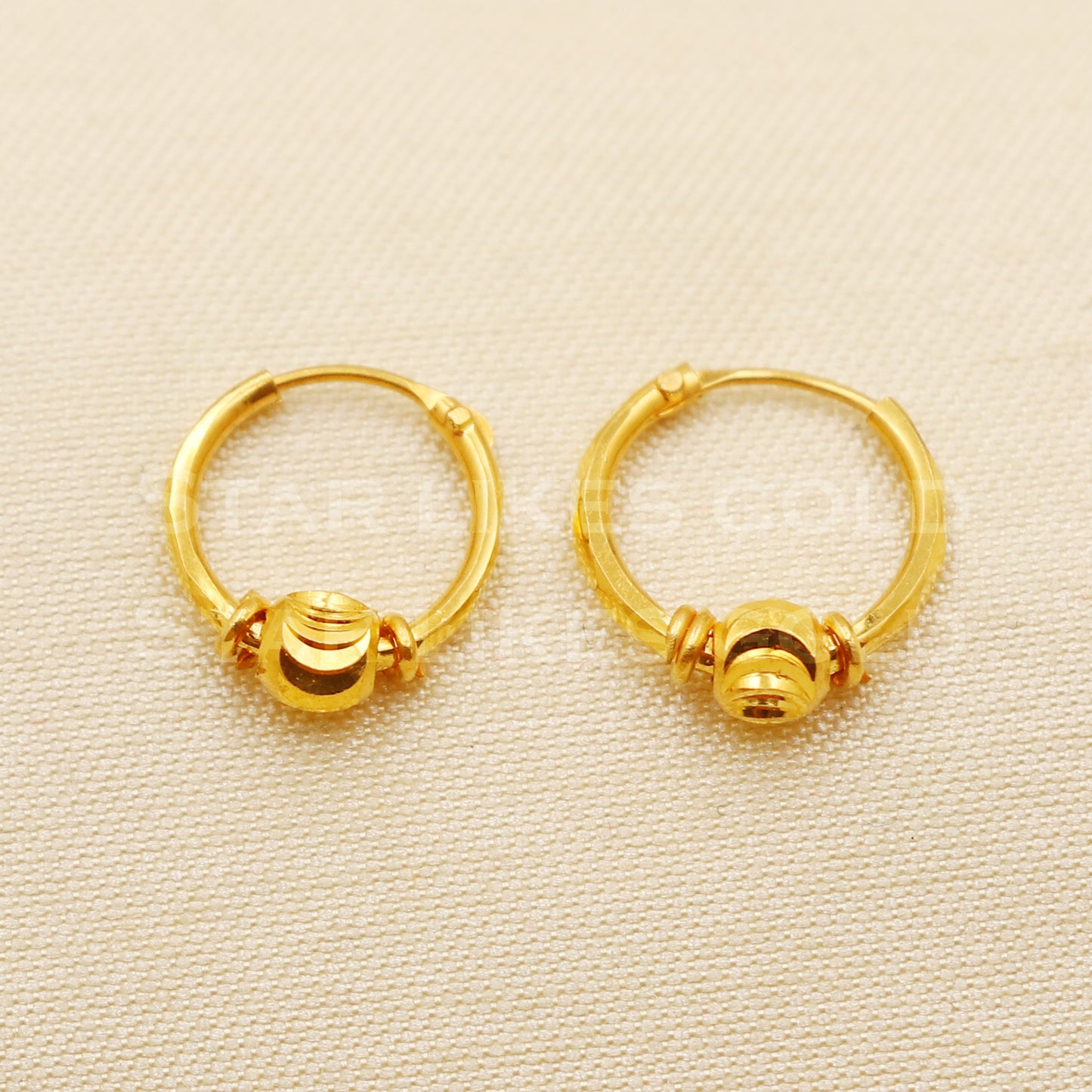 18 karat 18k gold bali hoop earrings, B1509