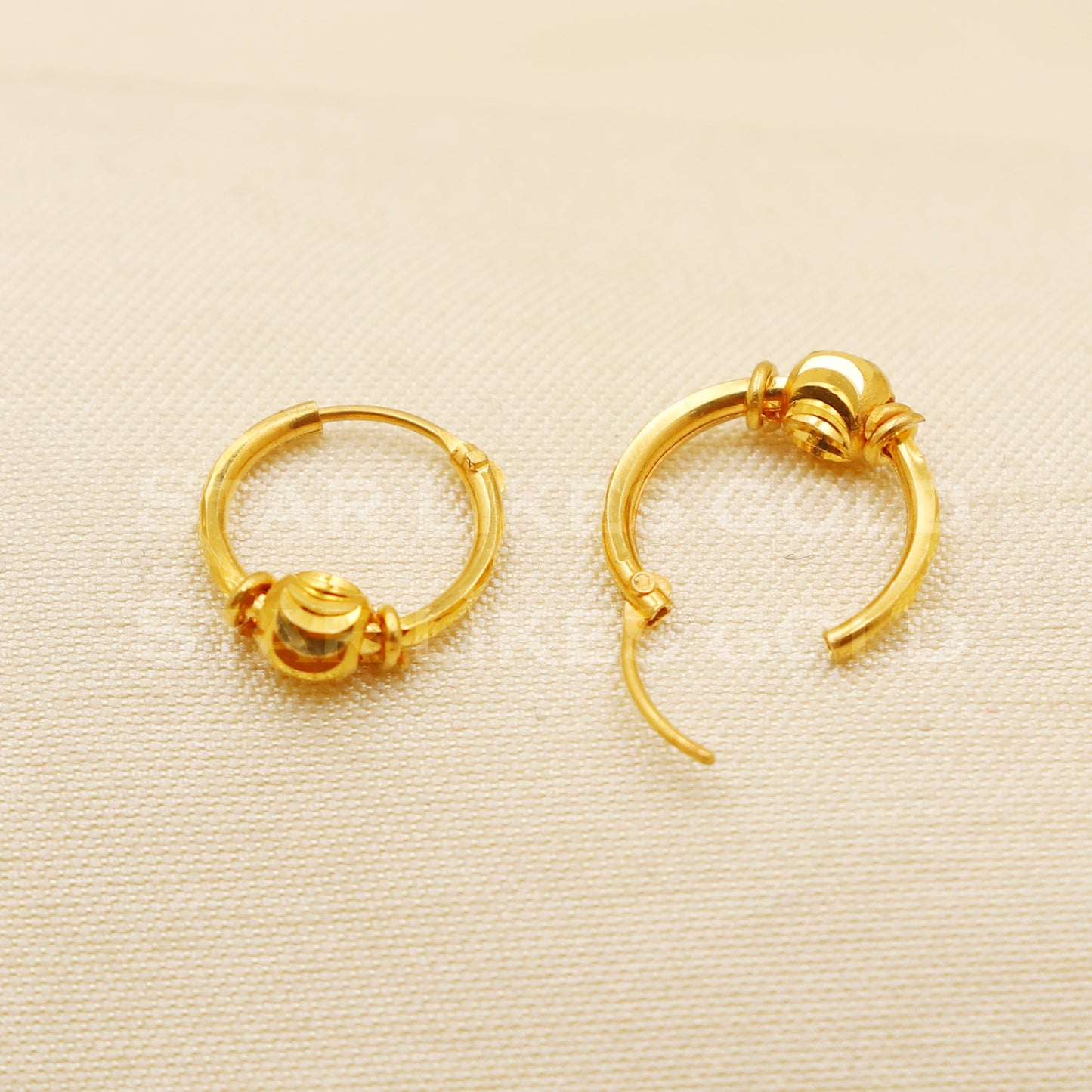 18 karat 18k gold bali hoop earrings, B1509
