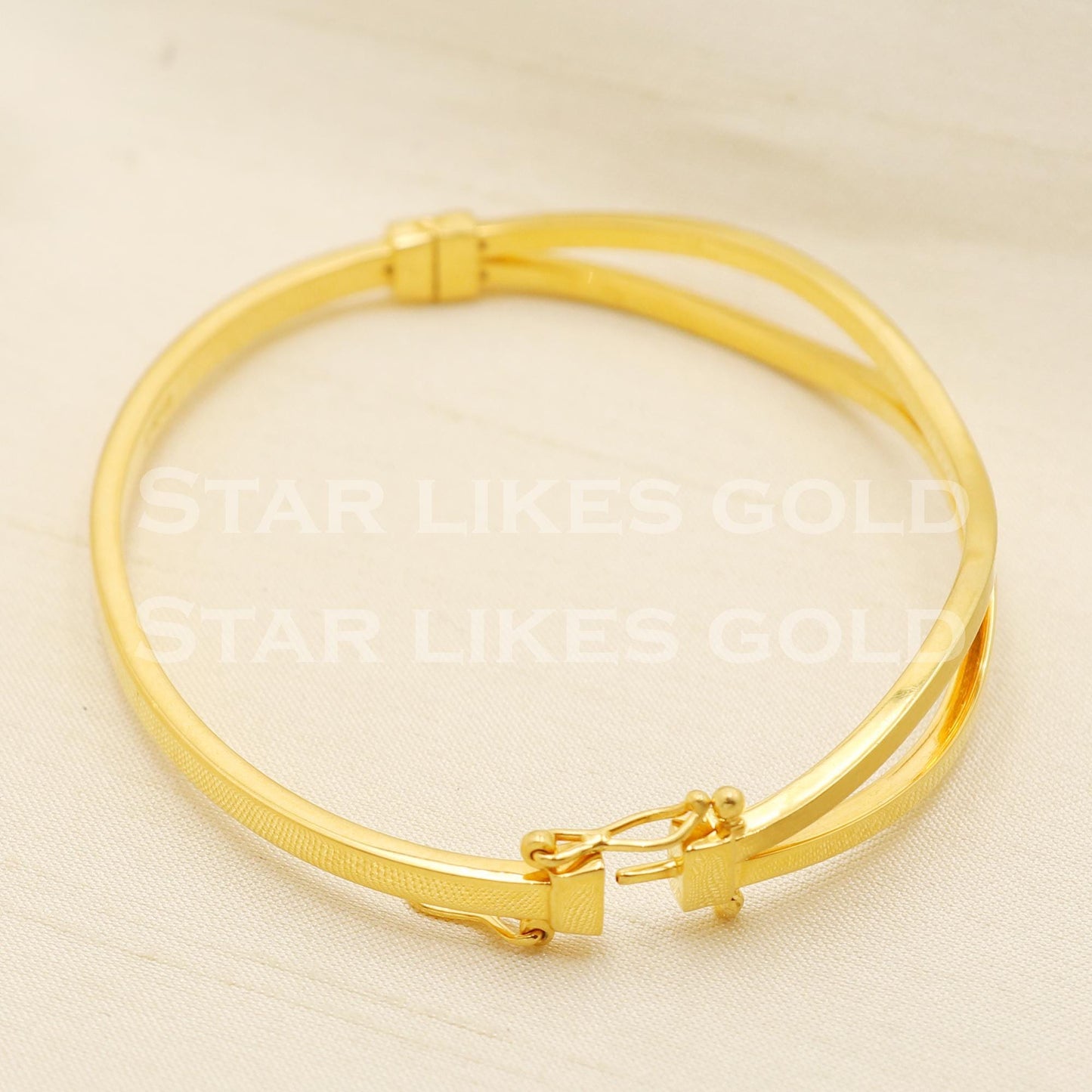 18 Karat Gold Sleek Double Line Crossover Bangle Bracelet for Women, PR1393