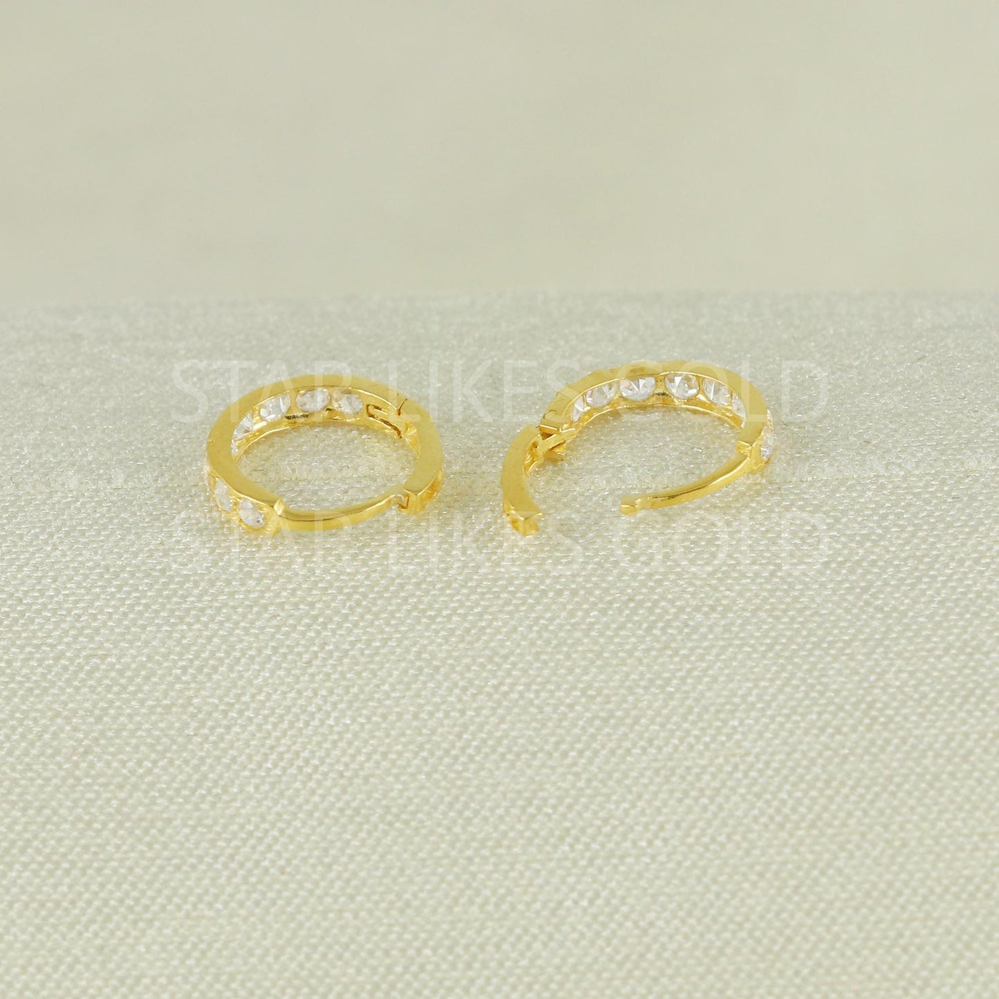 Elegant 18k Gold Stone-Studded Bali Earrings, B1678