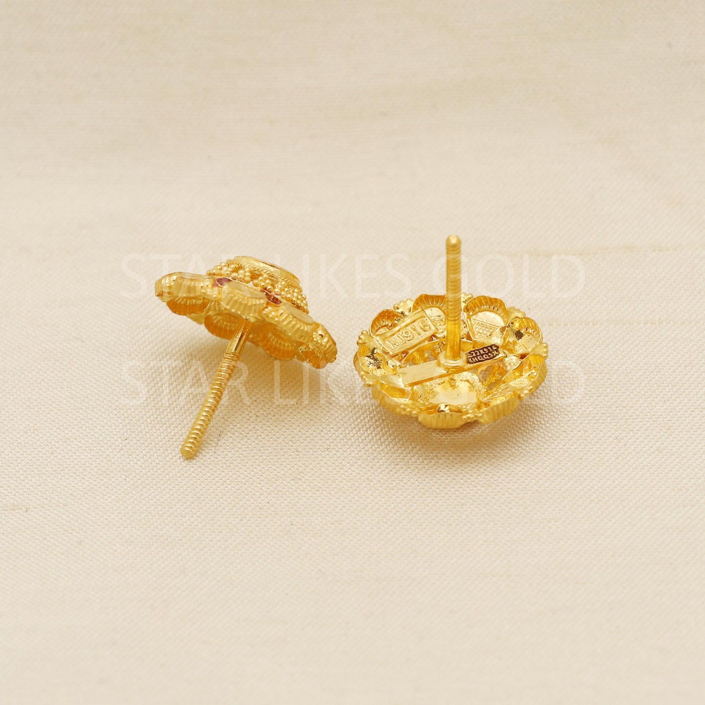 Classy 22k Gold Ornate Round Tops with Red Enamel Work Hallmark Jewelry, PR1674
