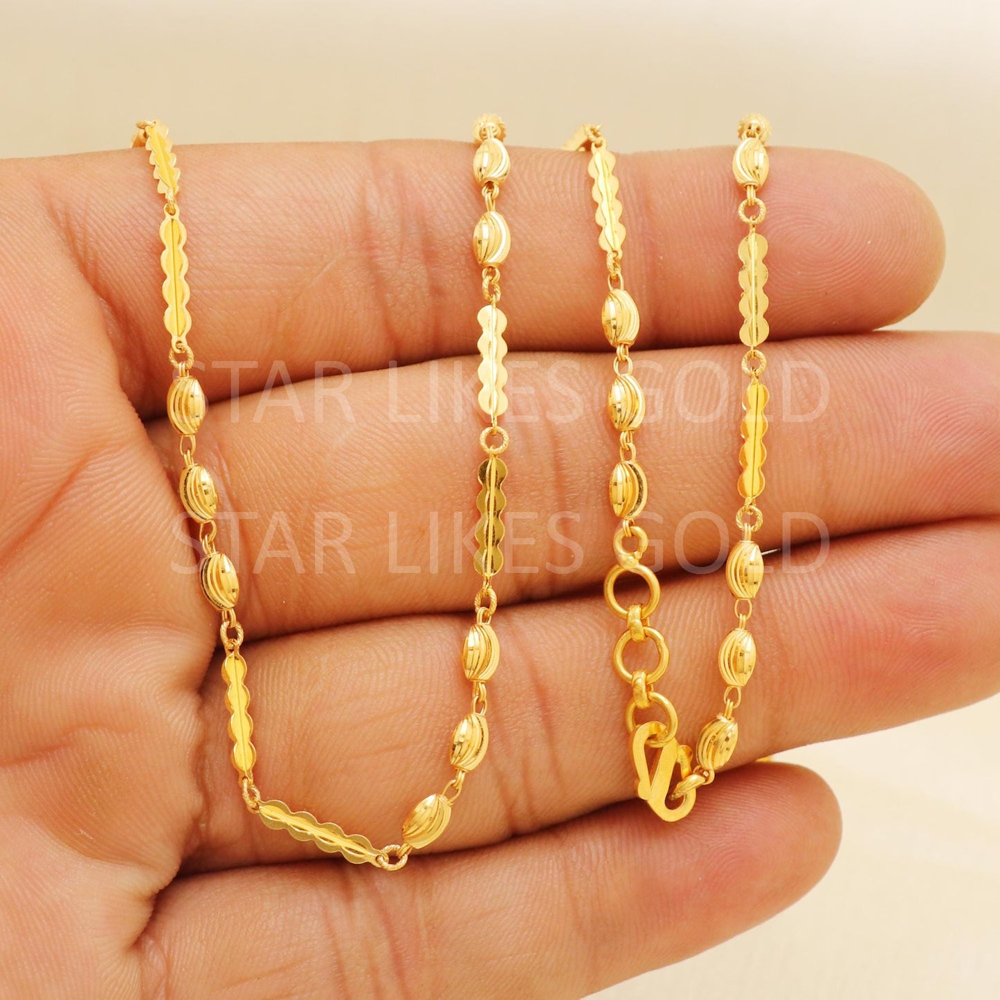 22k Hallmark Gold Textured Leaf Motif and Oval Bead Chain, B1726
