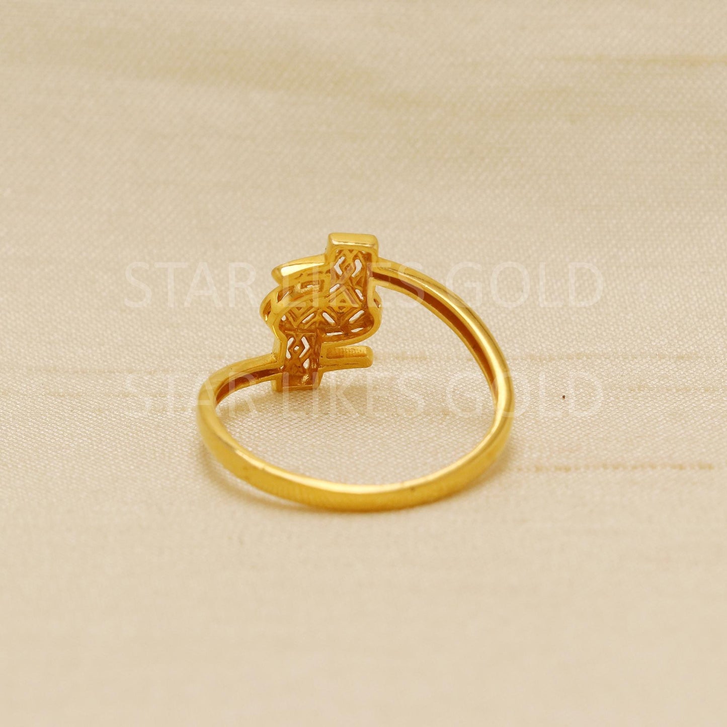 Hallmark 22k Gold Modern Fusion Ring with Unique Oval & Vertical Cut-Outs, B1837