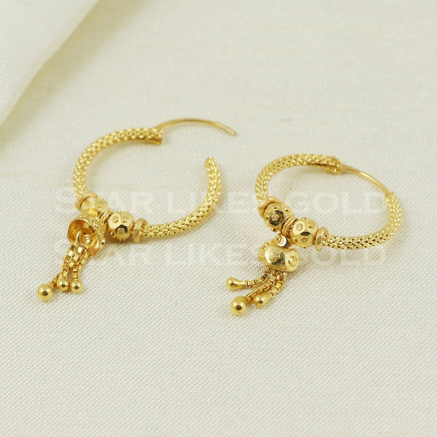 18 karat 18k gold bali hoop earrings B1106