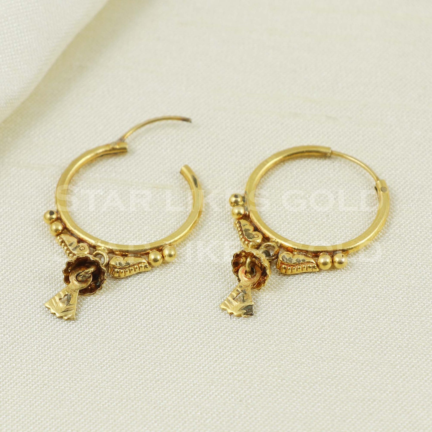 18 karat 18k gold bali hoop earrings B1111