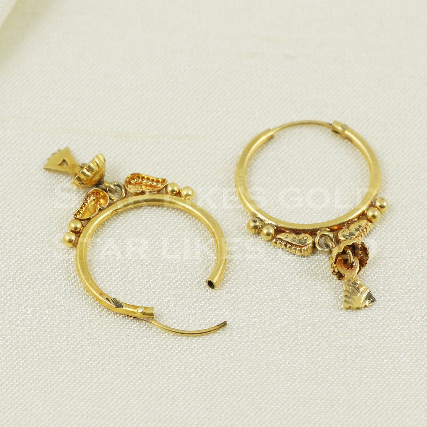 18 karat 18k gold bali hoop earrings B1111