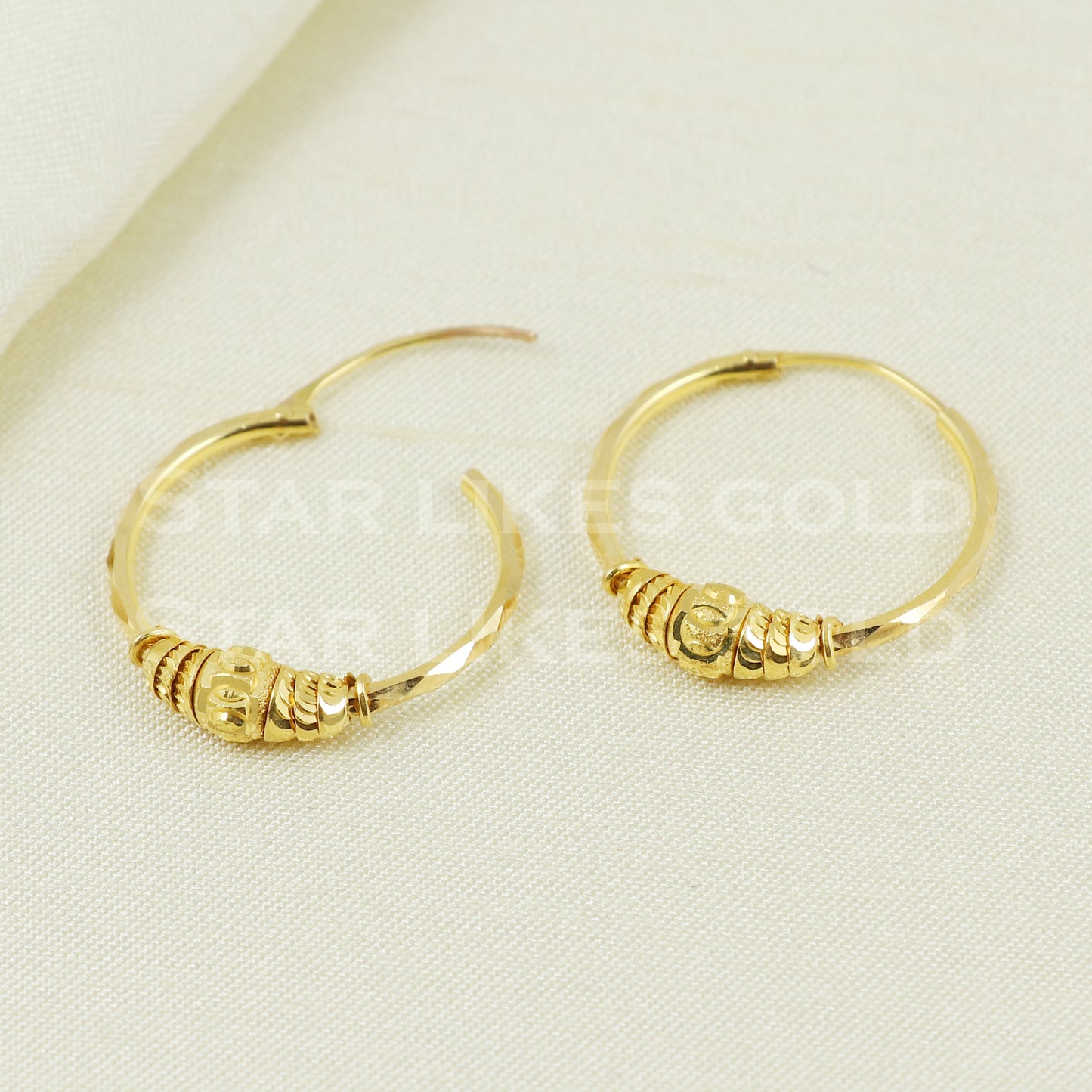18 karat 18k gold bali hoop earrings B1116