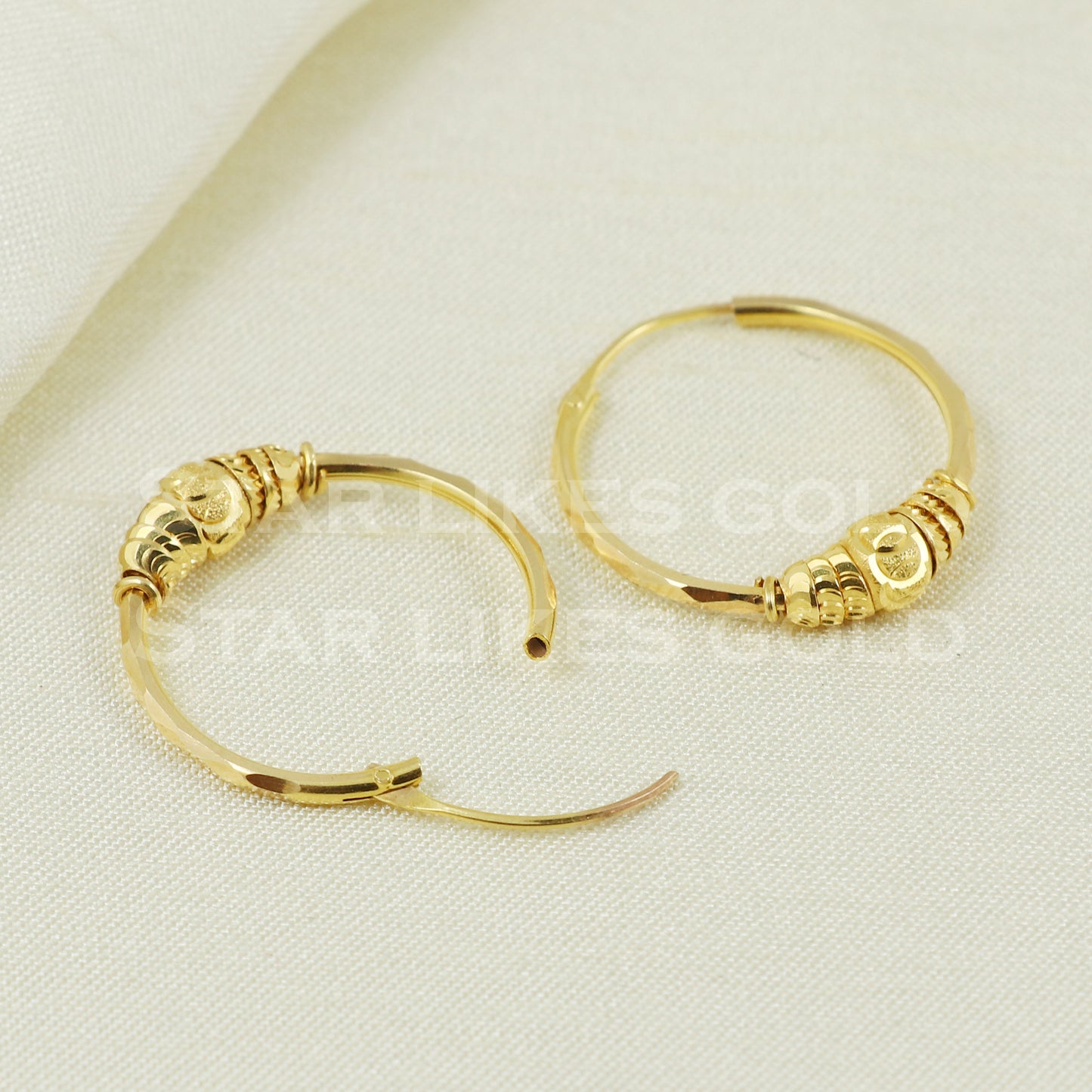 18 karat 18k gold bali hoop earrings B1116