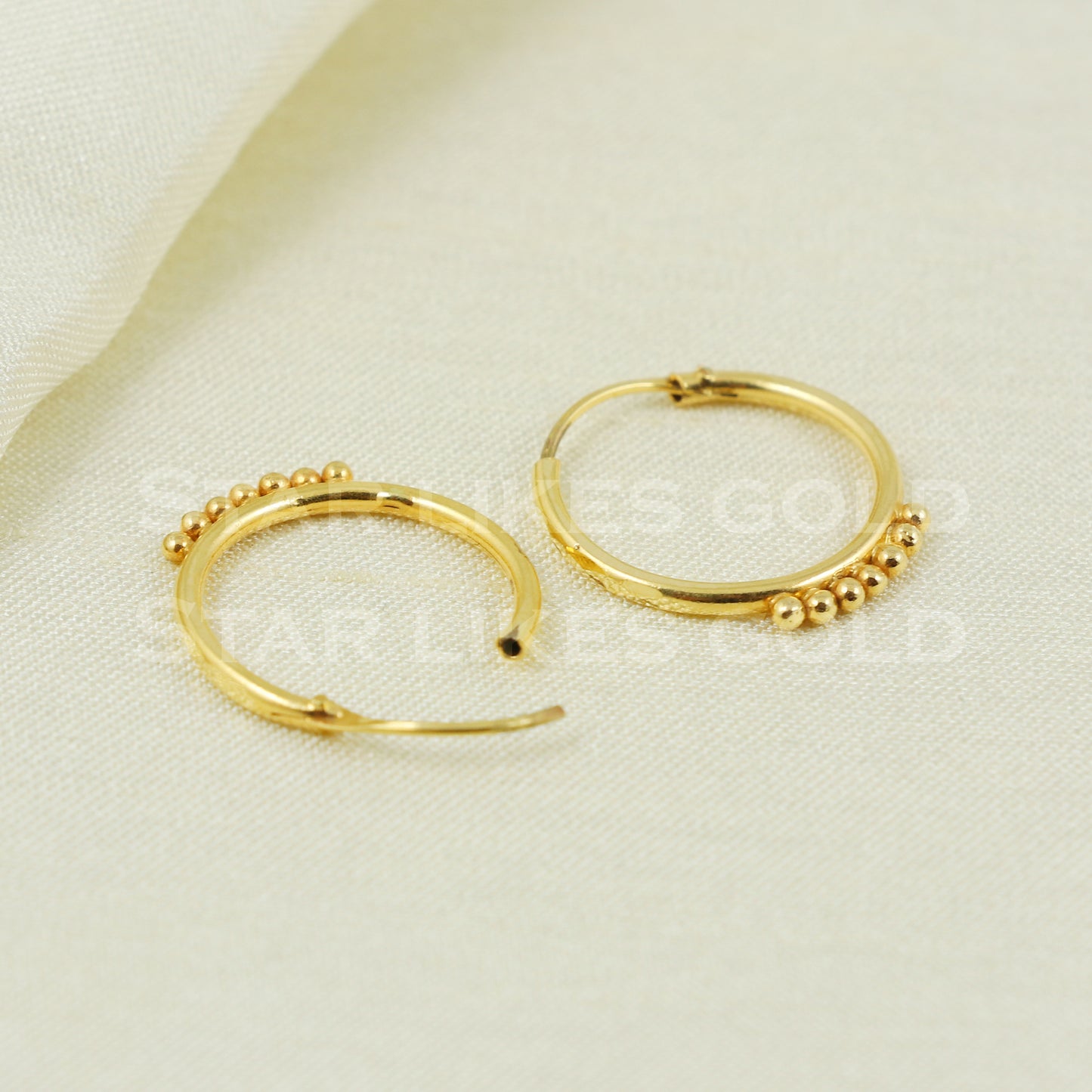 18 karat 18k gold bali hoop earrings B1139