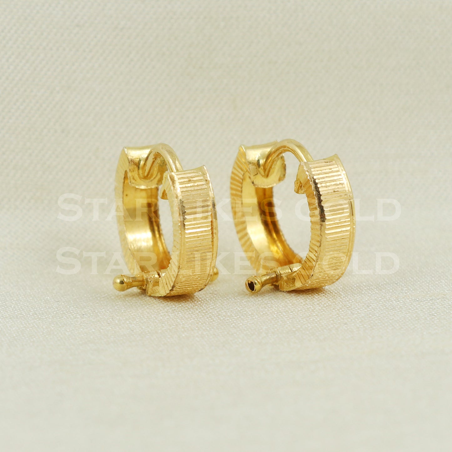 18 karat 18k gold bali hoop earrings B1143