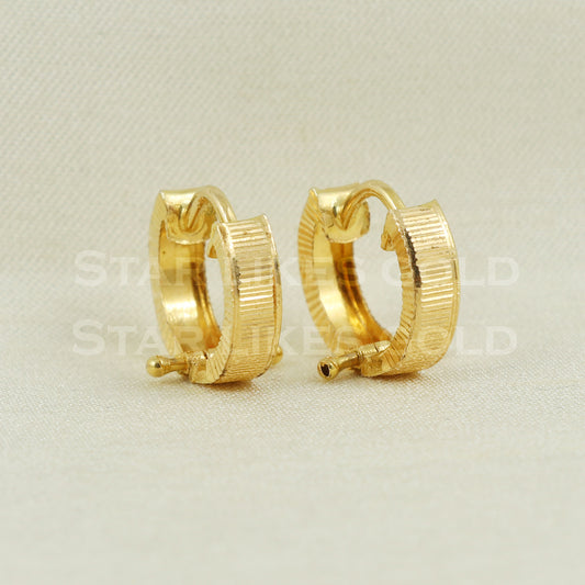 18 karat 18k gold bali hoop earrings B1143