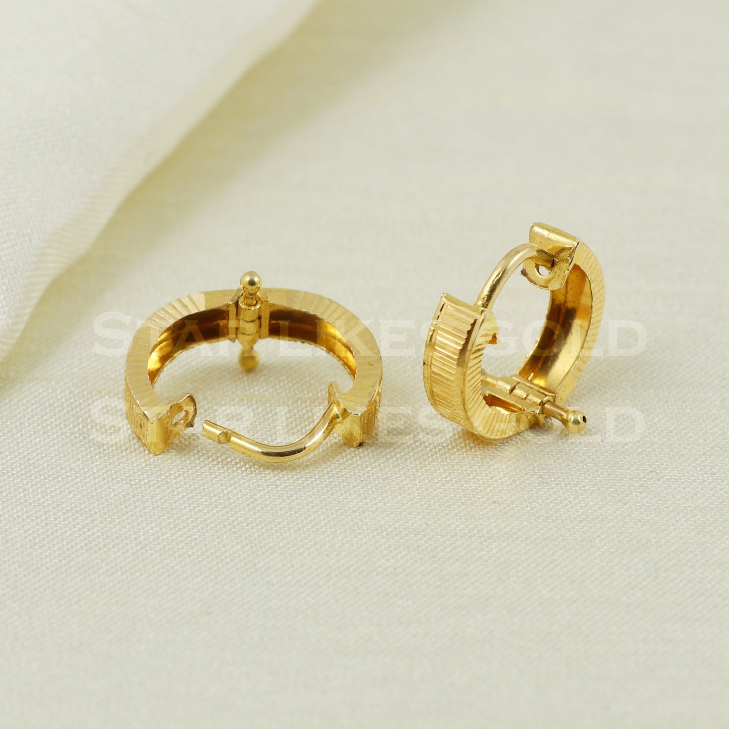 18 karat 18k gold bali hoop earrings B1143