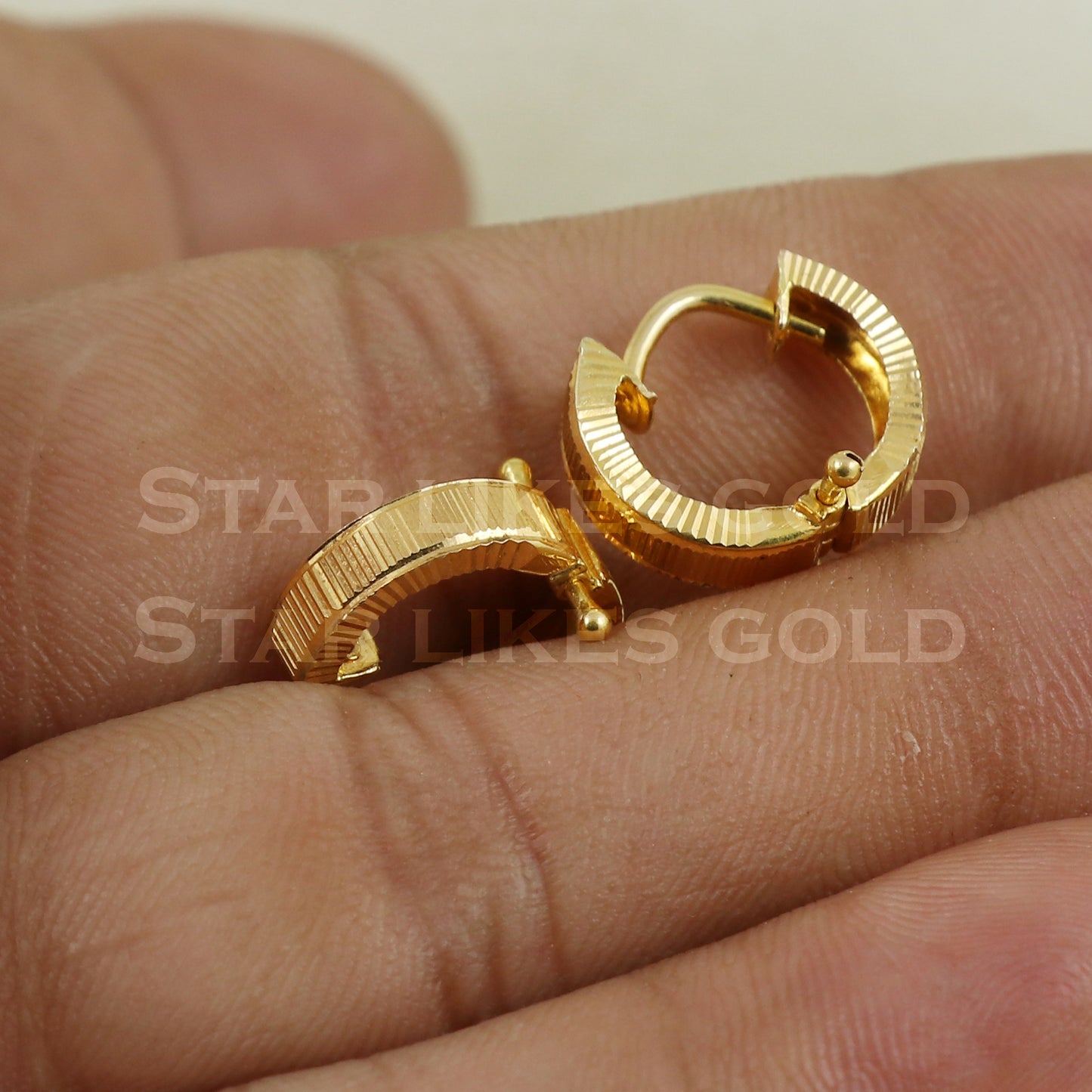 18 karat 18k gold bali hoop earrings B1143