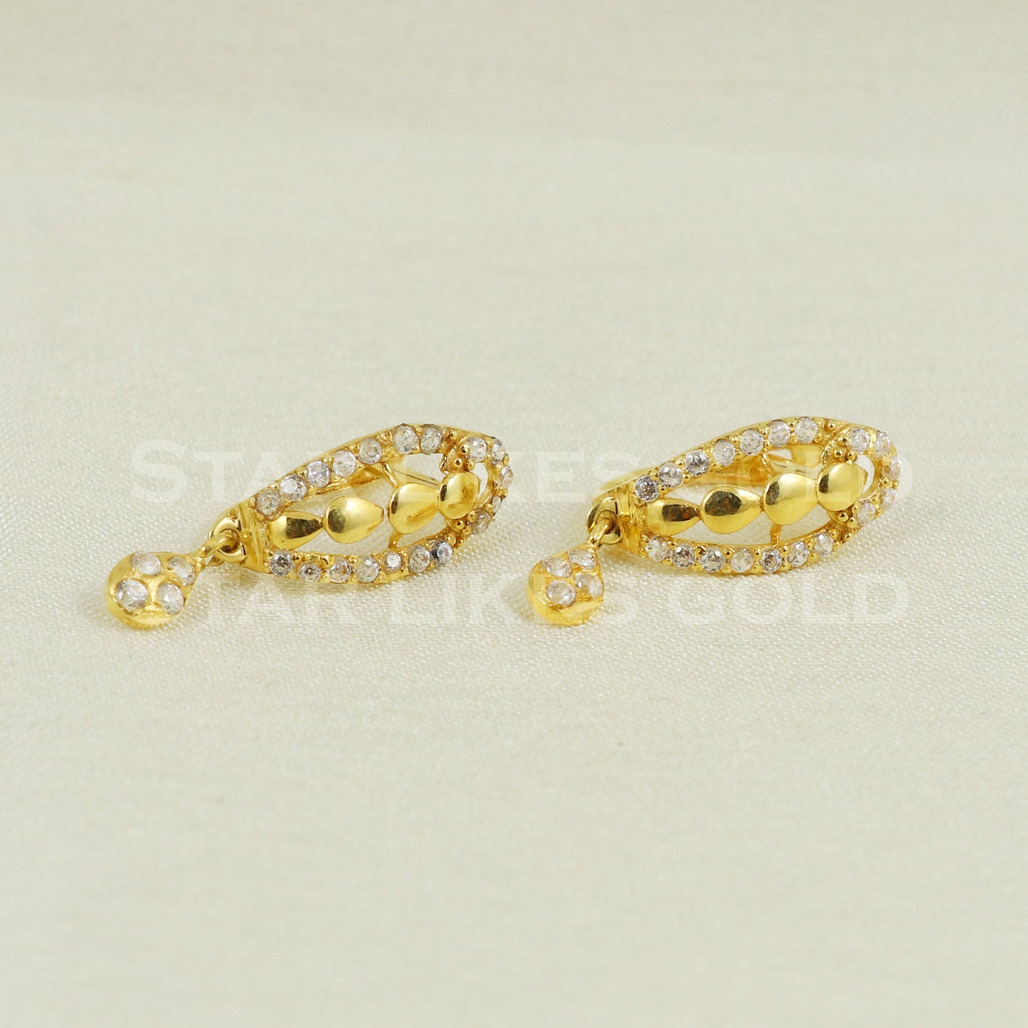 18 karat 18k gold bali hoop earrings B1144