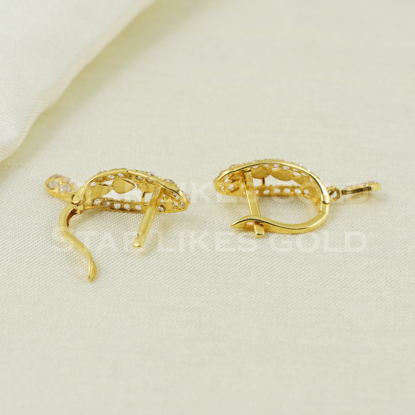 18 karat 18k gold bali hoop earrings B1144