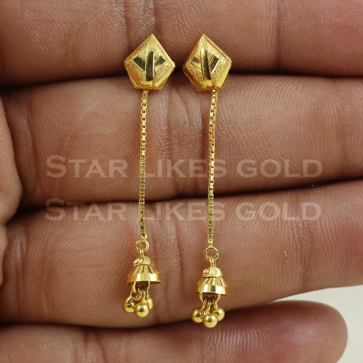 18 karat 18k gold bali hoop earrings B1147