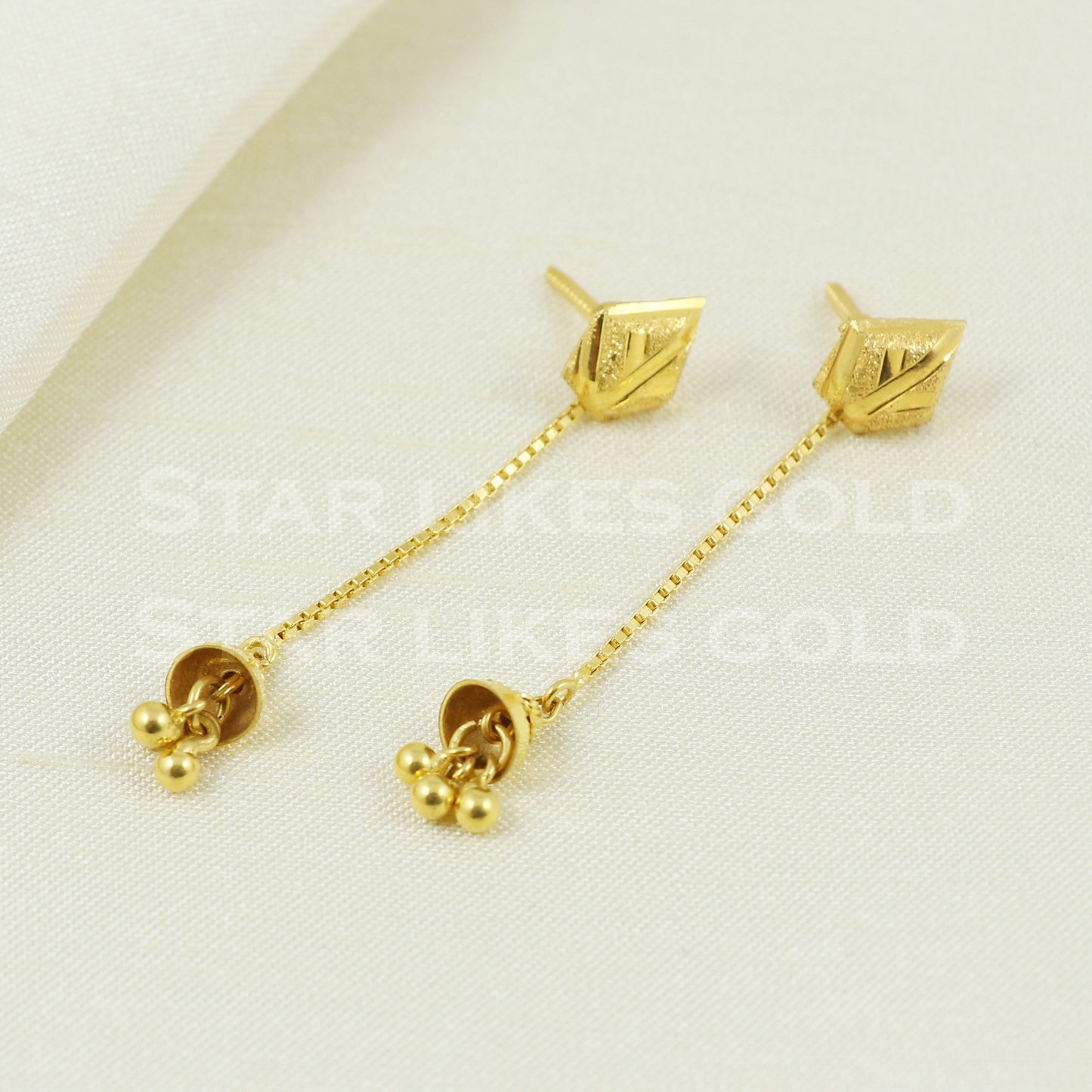 18 karat 18k gold bali hoop earrings B1147