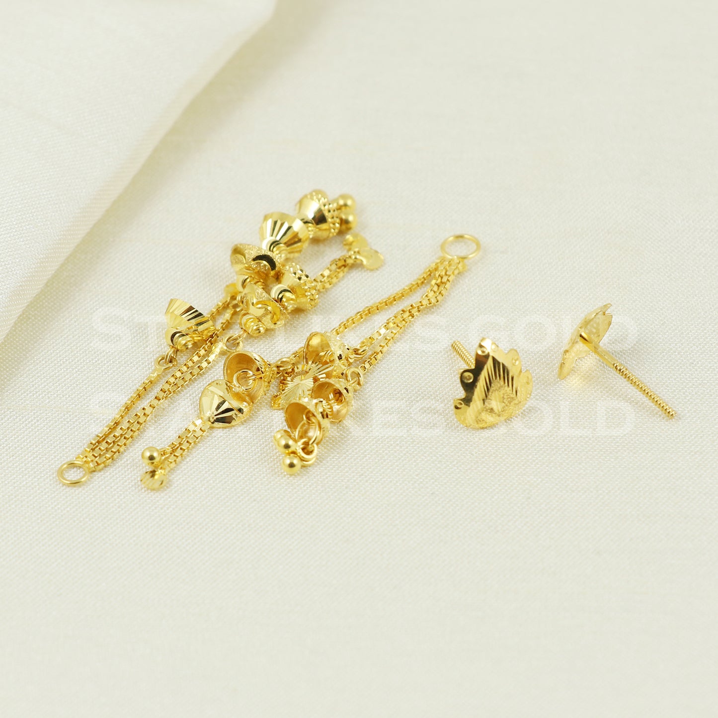 18 karat 18k gold bali hoop earrings B1148