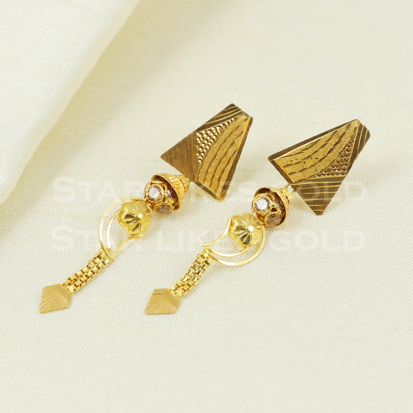 18 karat 18k gold dangle earrings jewelry B1152
