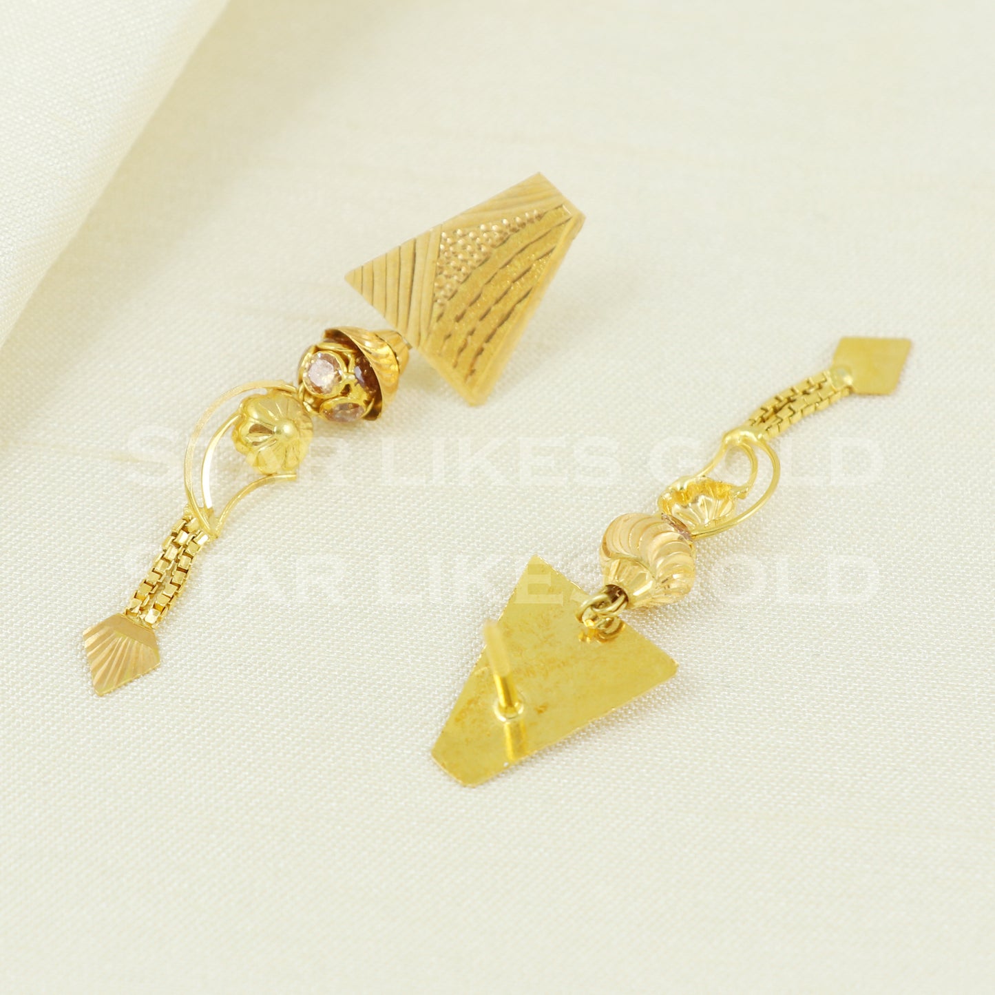 18 karat 18k gold dangle earrings jewelry B1152