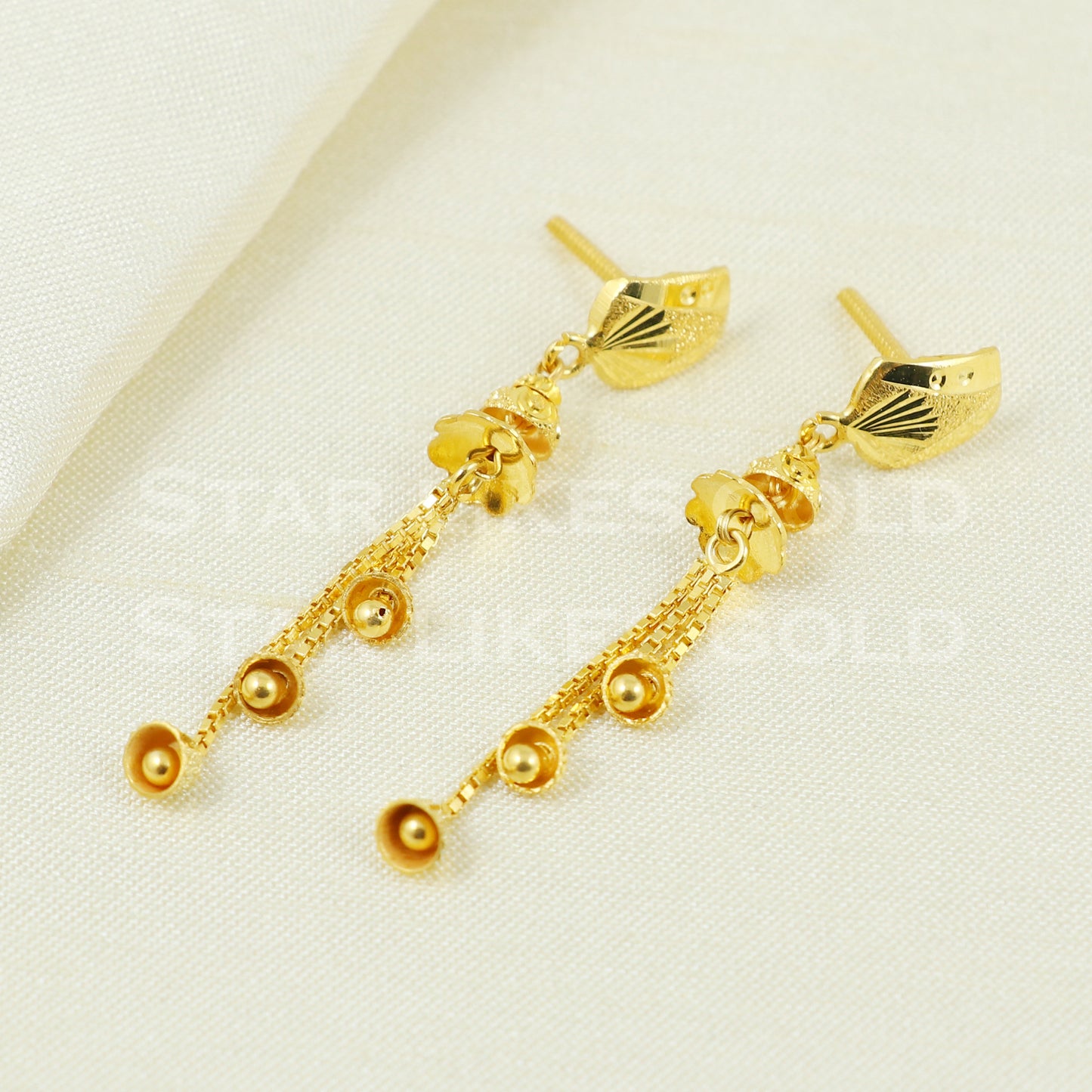 18 karat 18k gold dangle earrings jewelry B1162