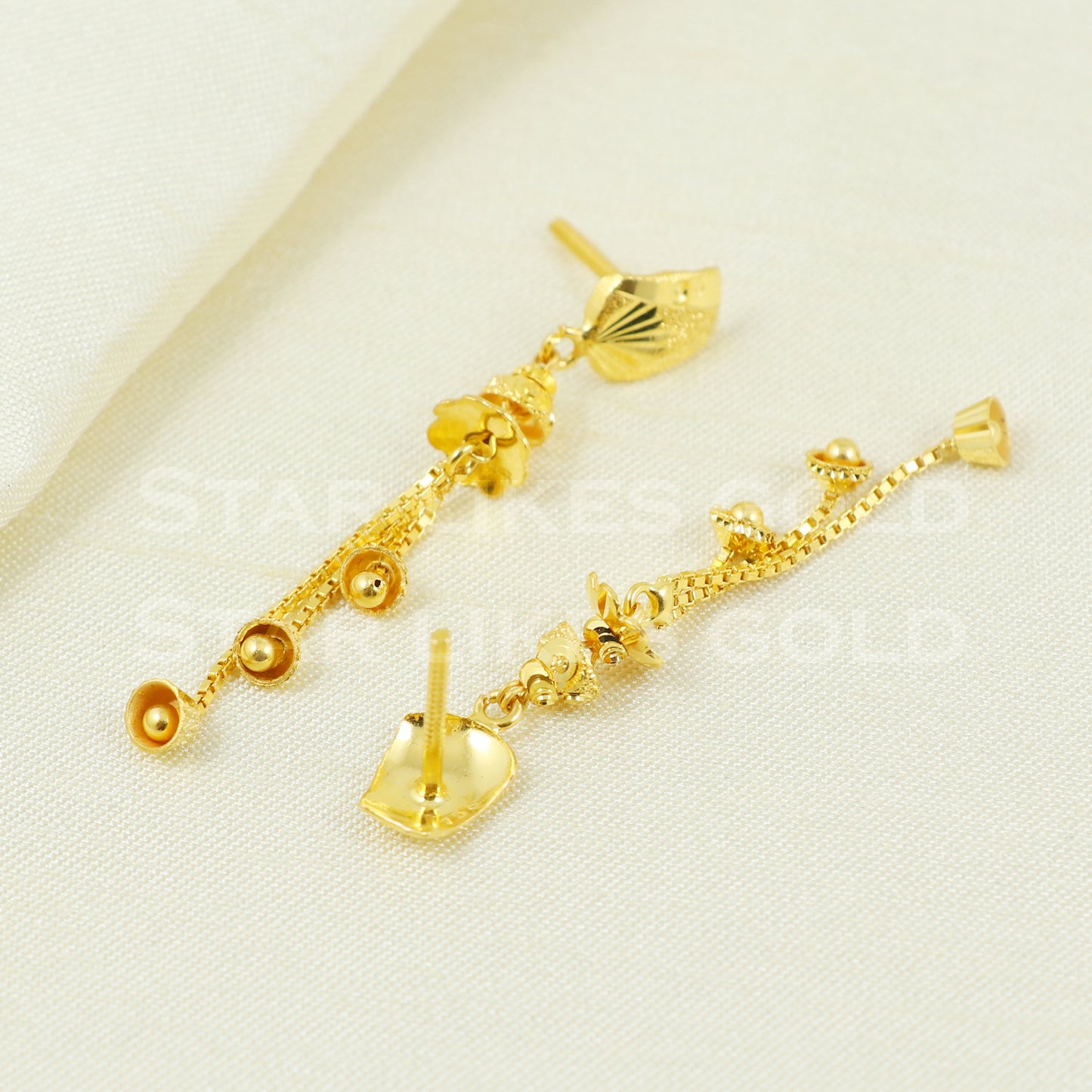 18 karat 18k gold dangle earrings jewelry B1162