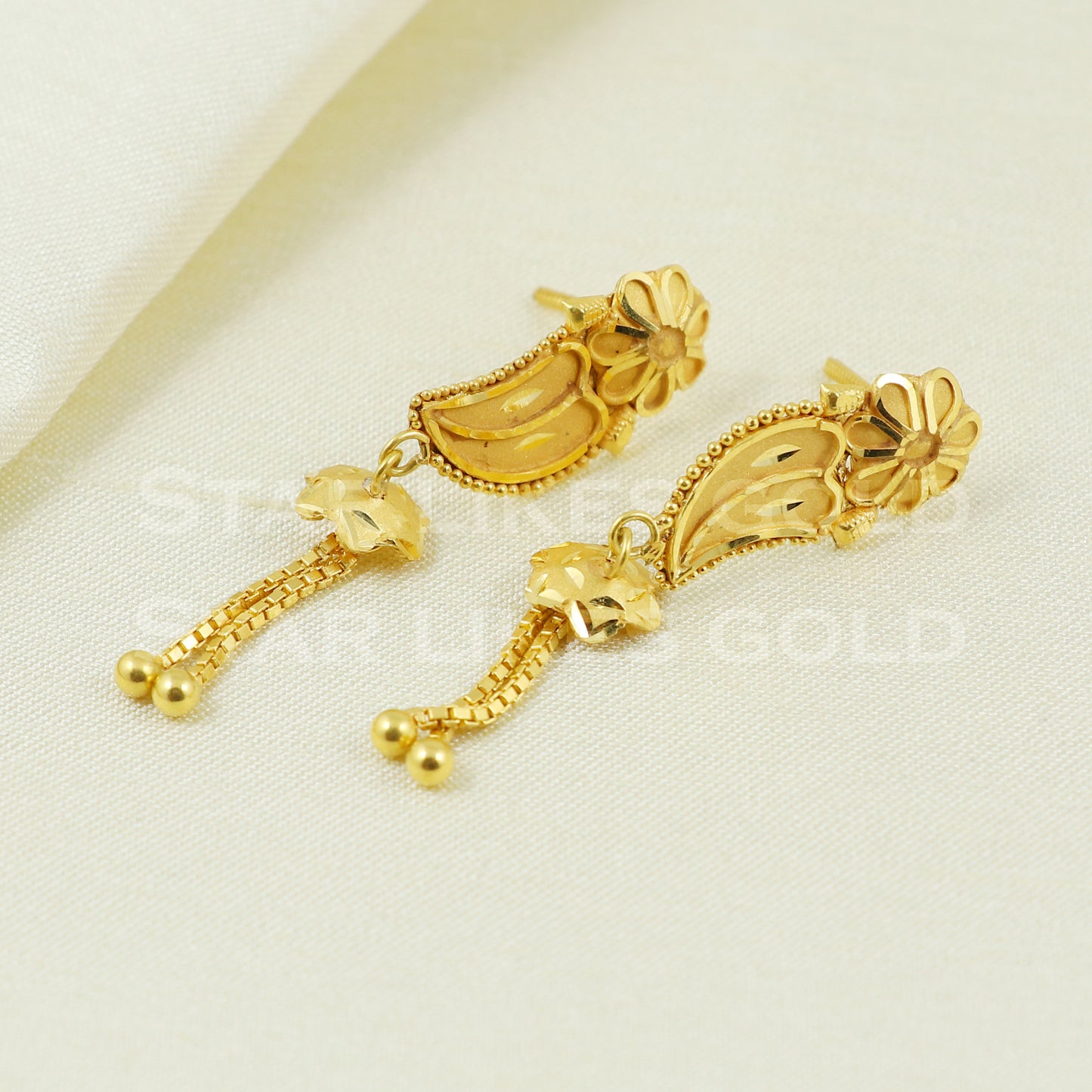 18 karat 18k gold dangle earrings jewelry B1168
