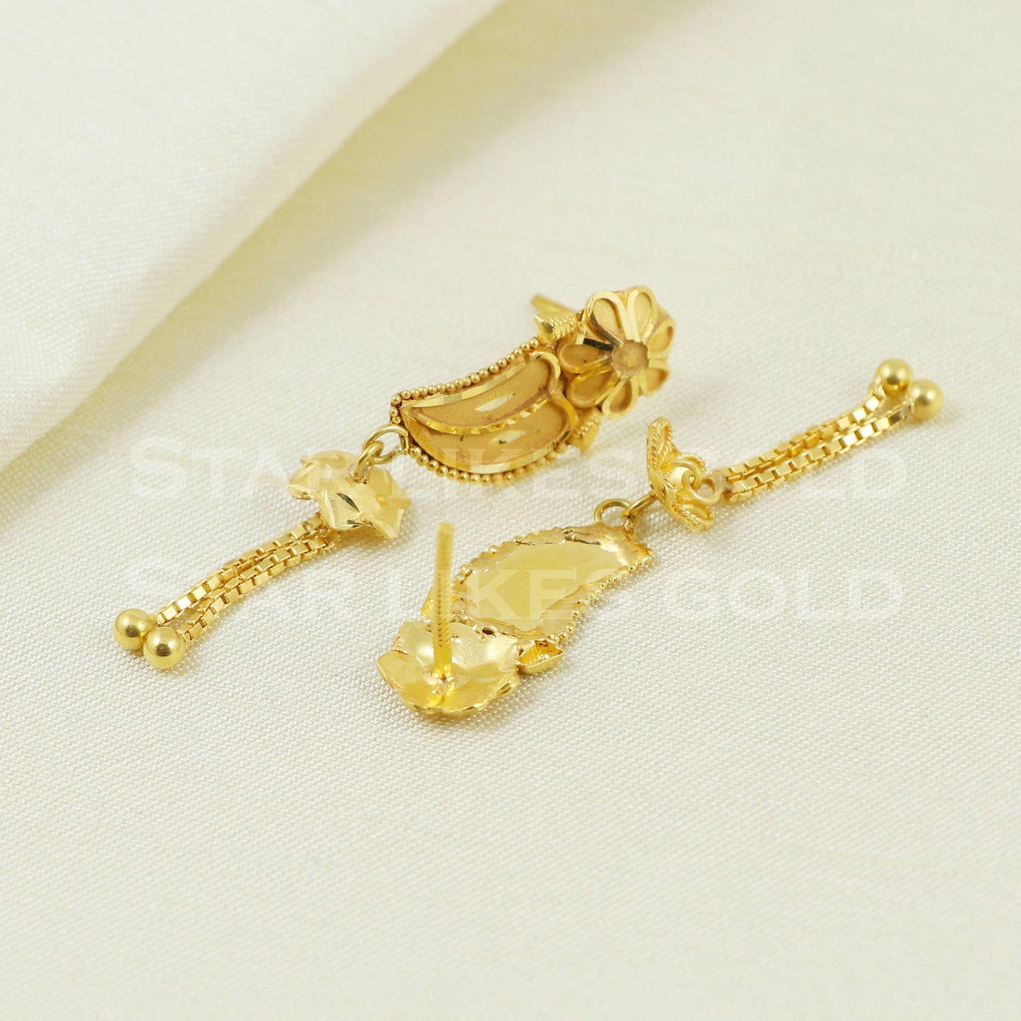 18 karat 18k gold dangle earrings jewelry B1168