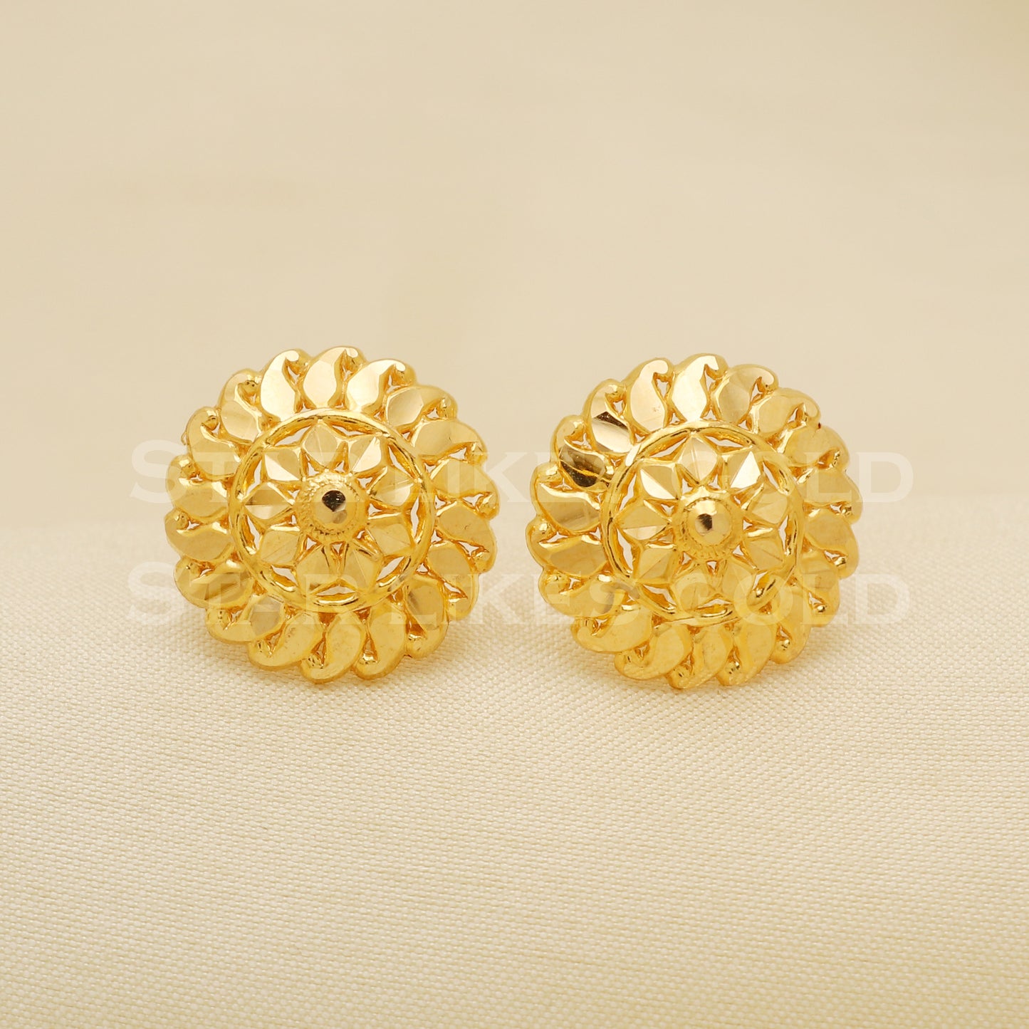 18 karat 18k gold stud earrings jewelry, B1187