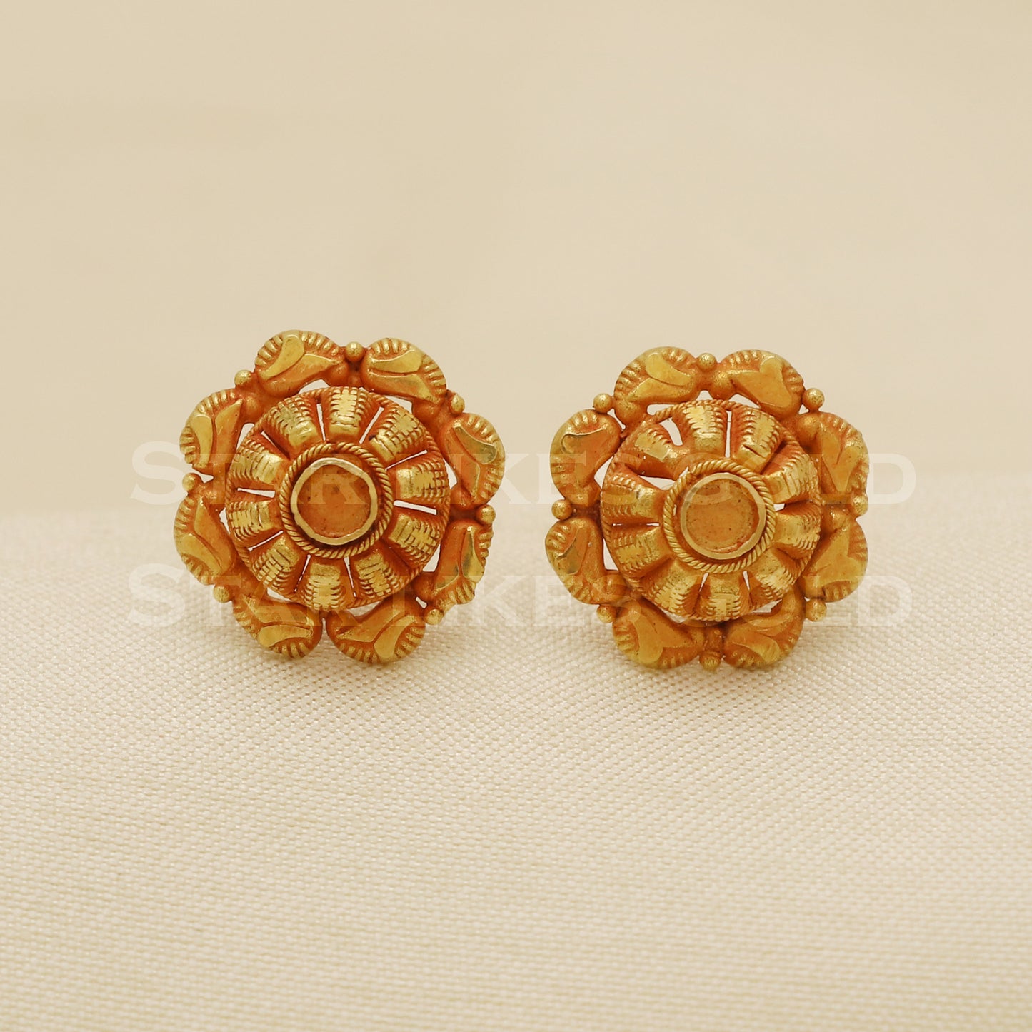 18 karat 18k gold stud earrings jewelry, B1191