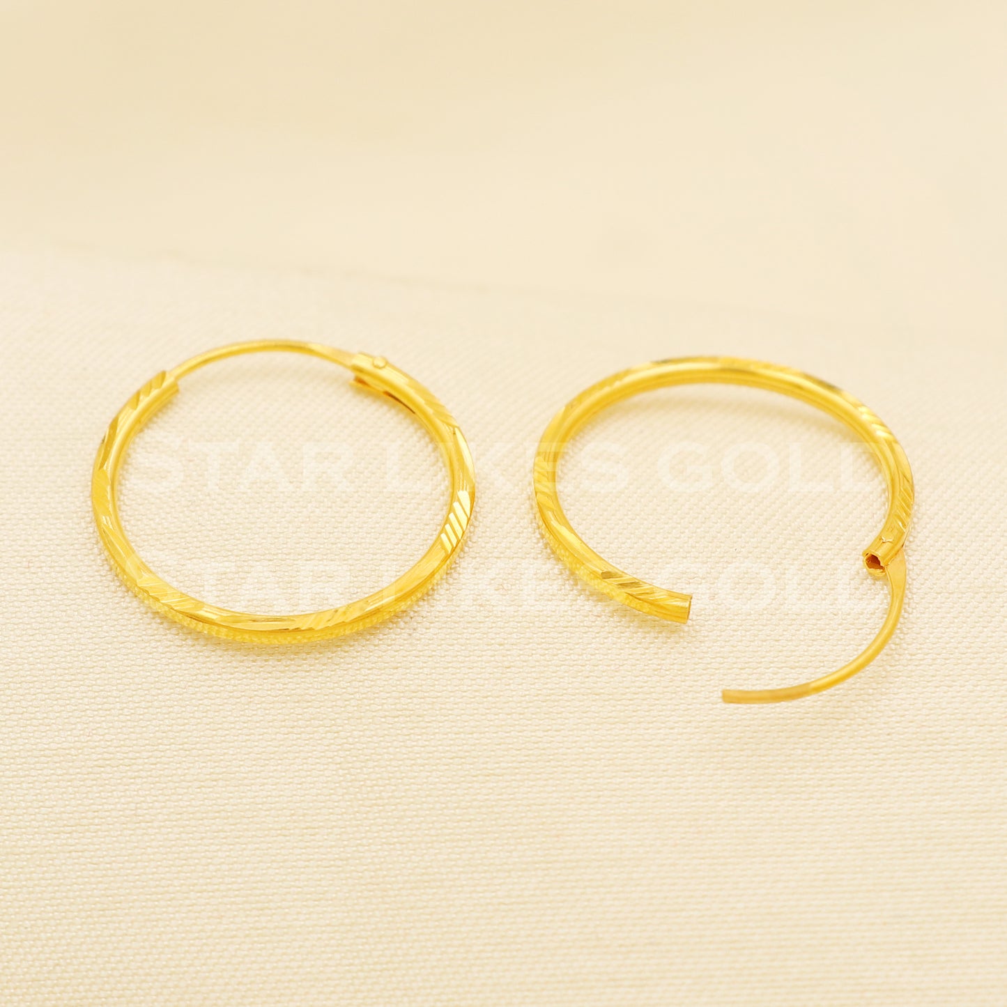 18 karat 18k gold bali hoop earrings, B1495