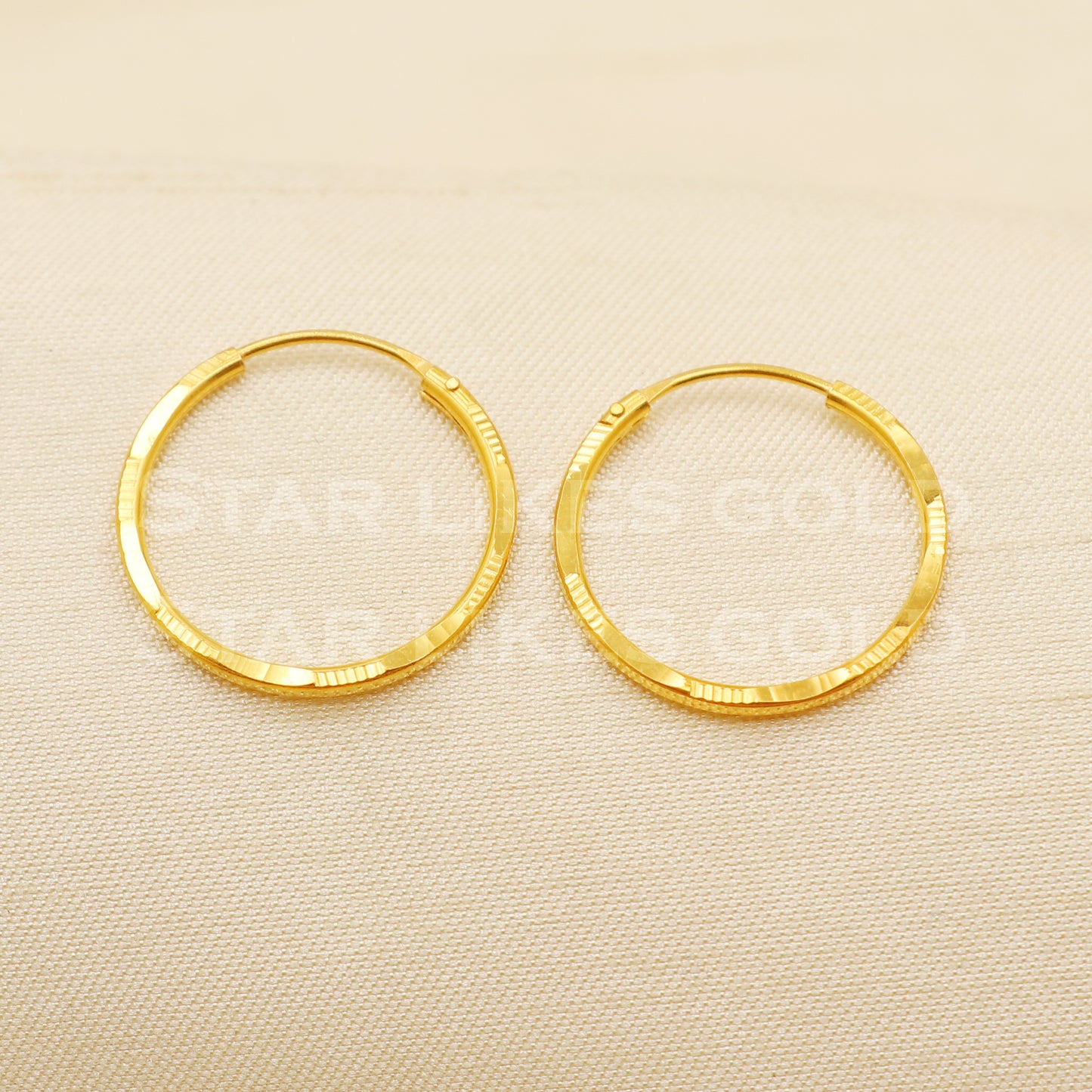 18 karat 18k gold bali hoop earrings, B1496