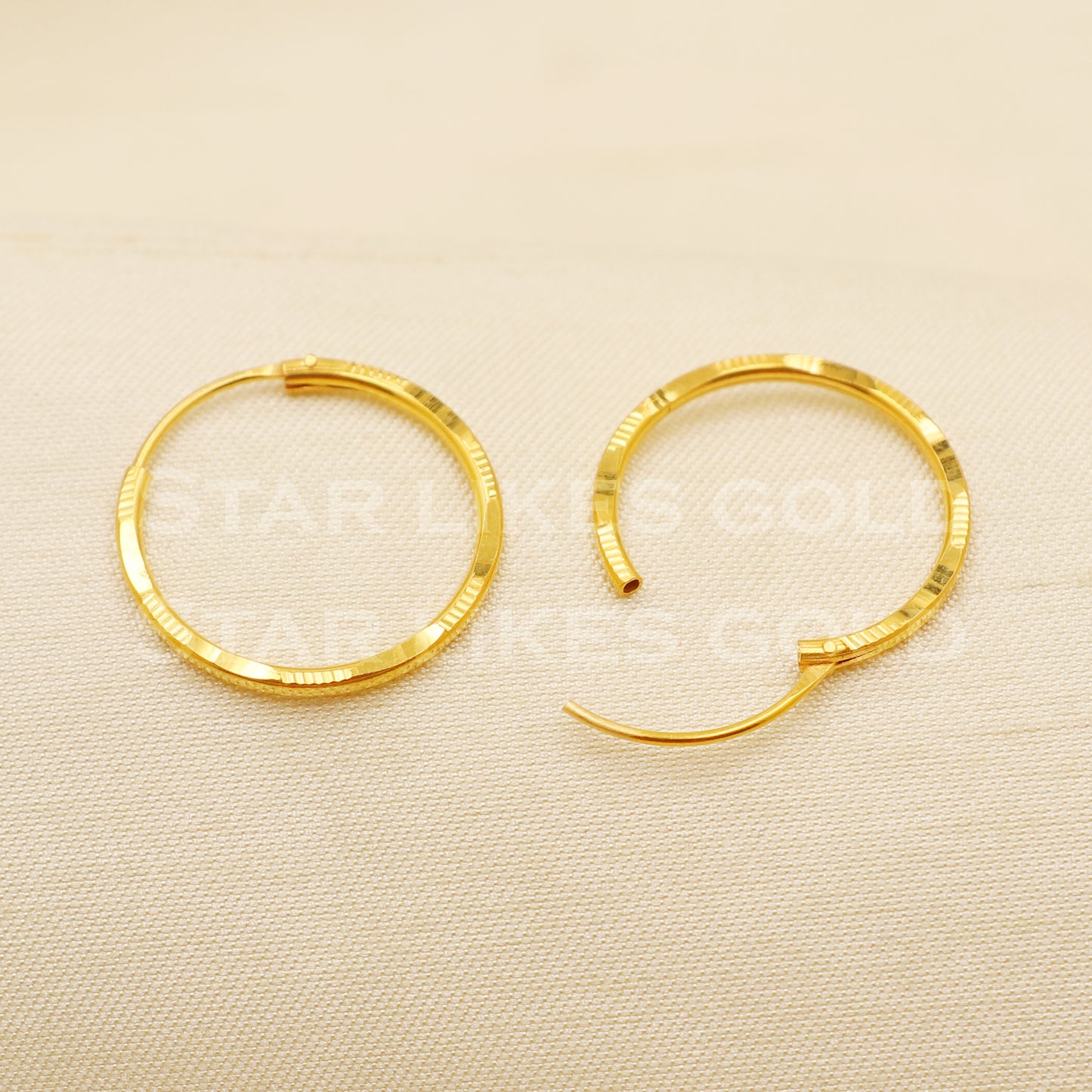 18 karat 18k gold bali hoop earrings, B1496