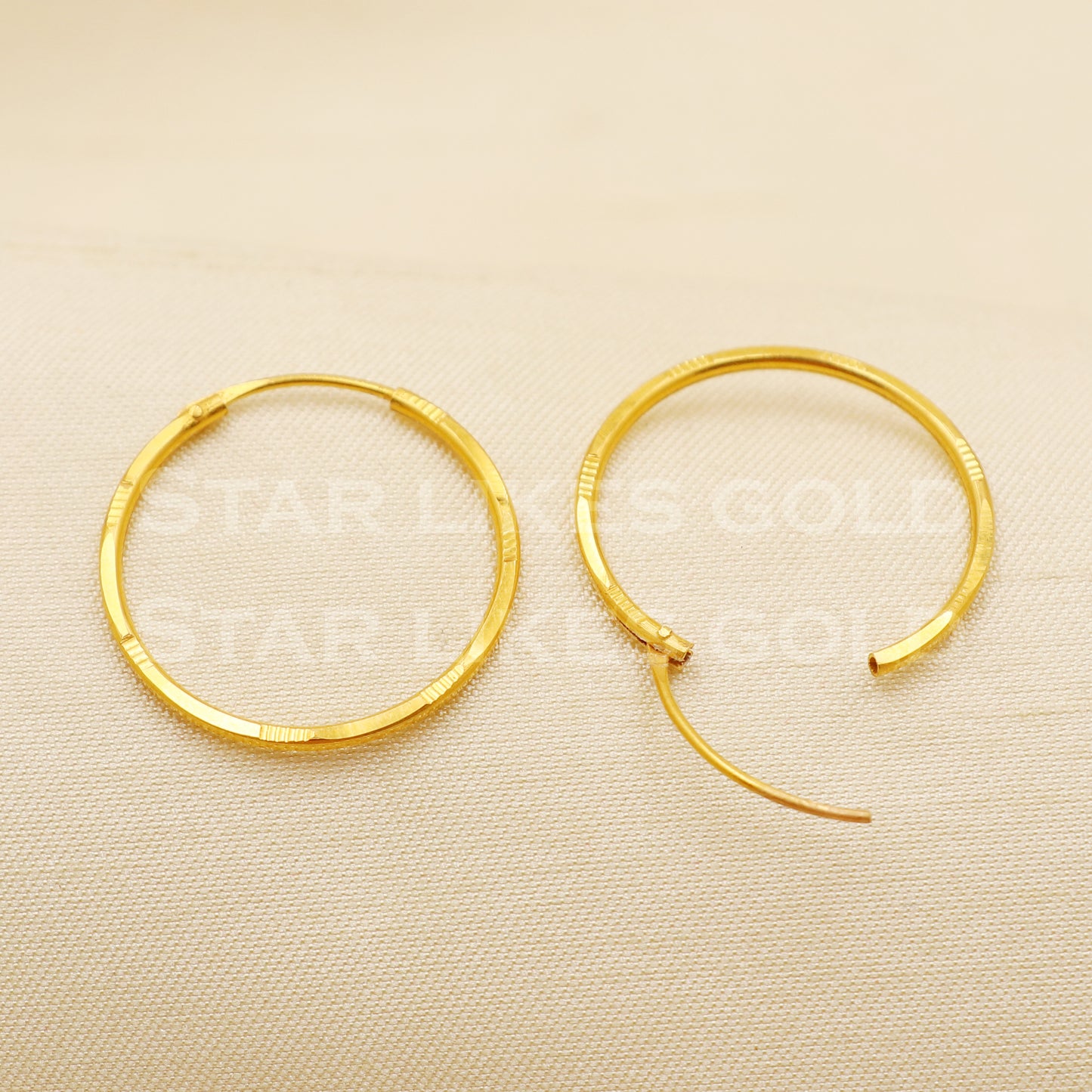 18 karat 18k gold bali hoop earrings, B1497