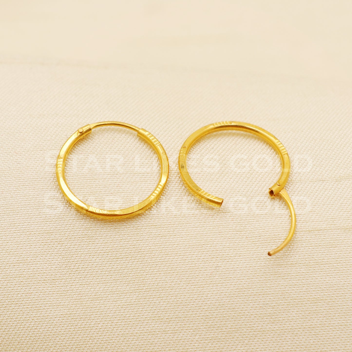 18 karat 18k gold bali hoop earrings, B1498