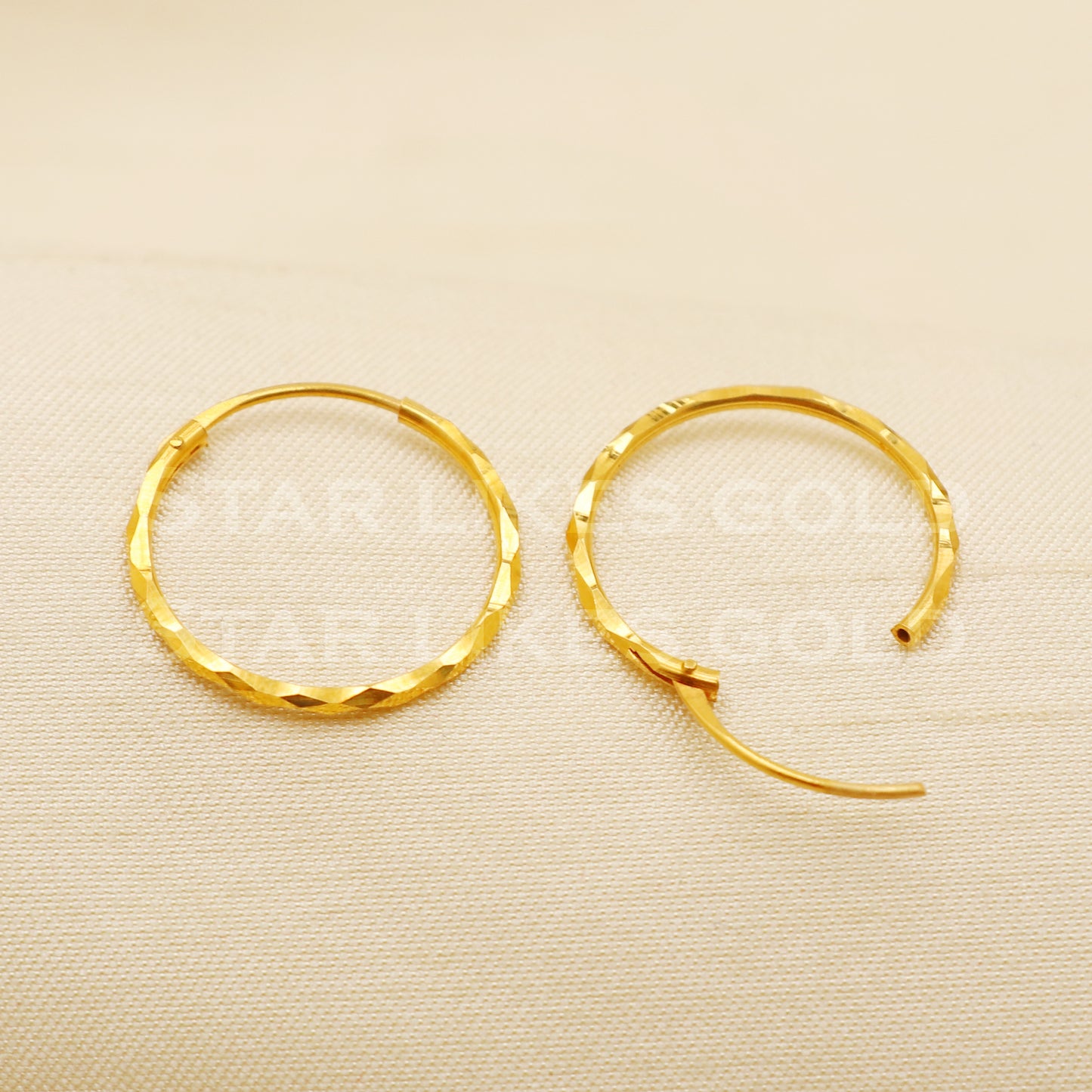 18 karat 18k gold bali hoop earrings, B1500