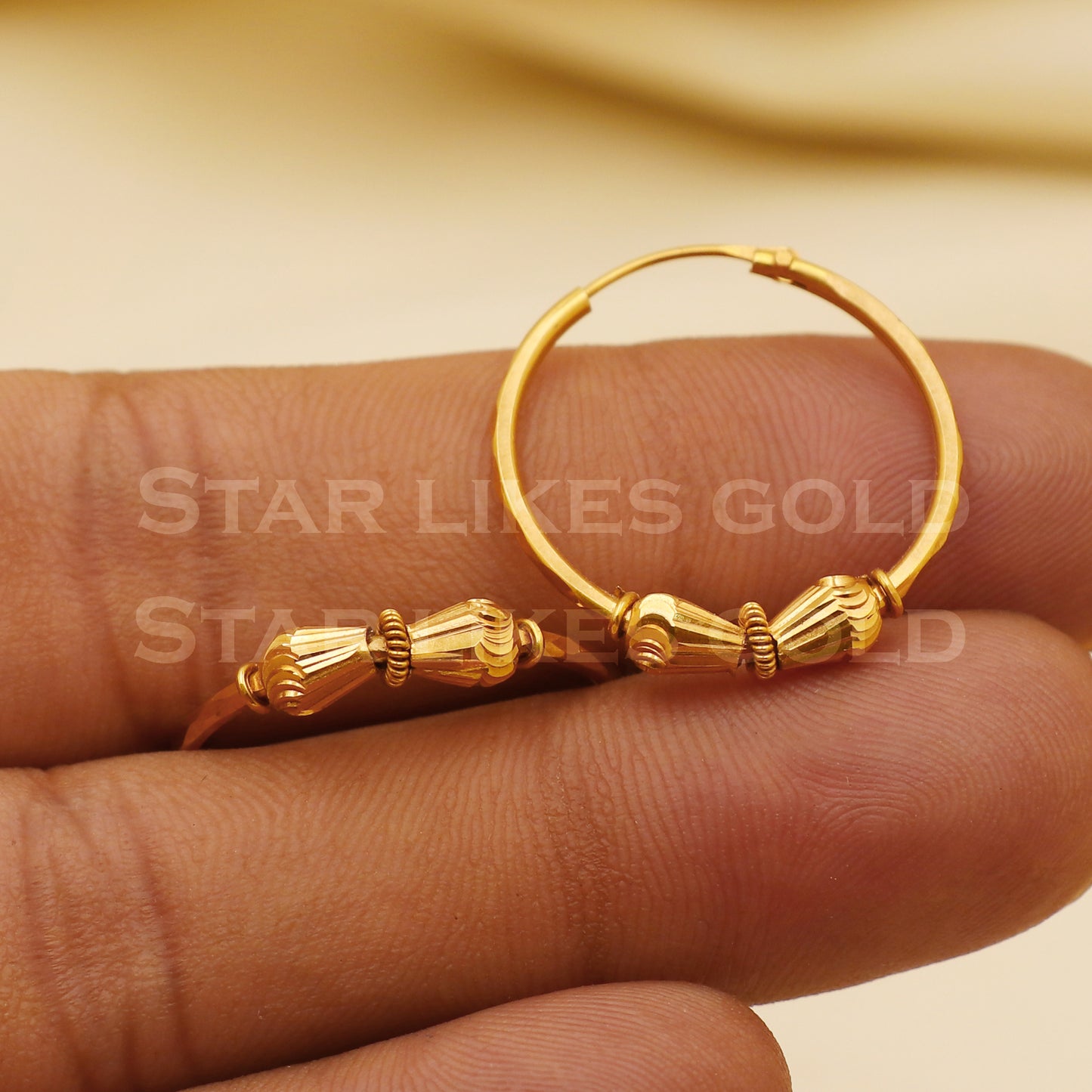 18 karat 18k gold bali hoop earrings, B1501