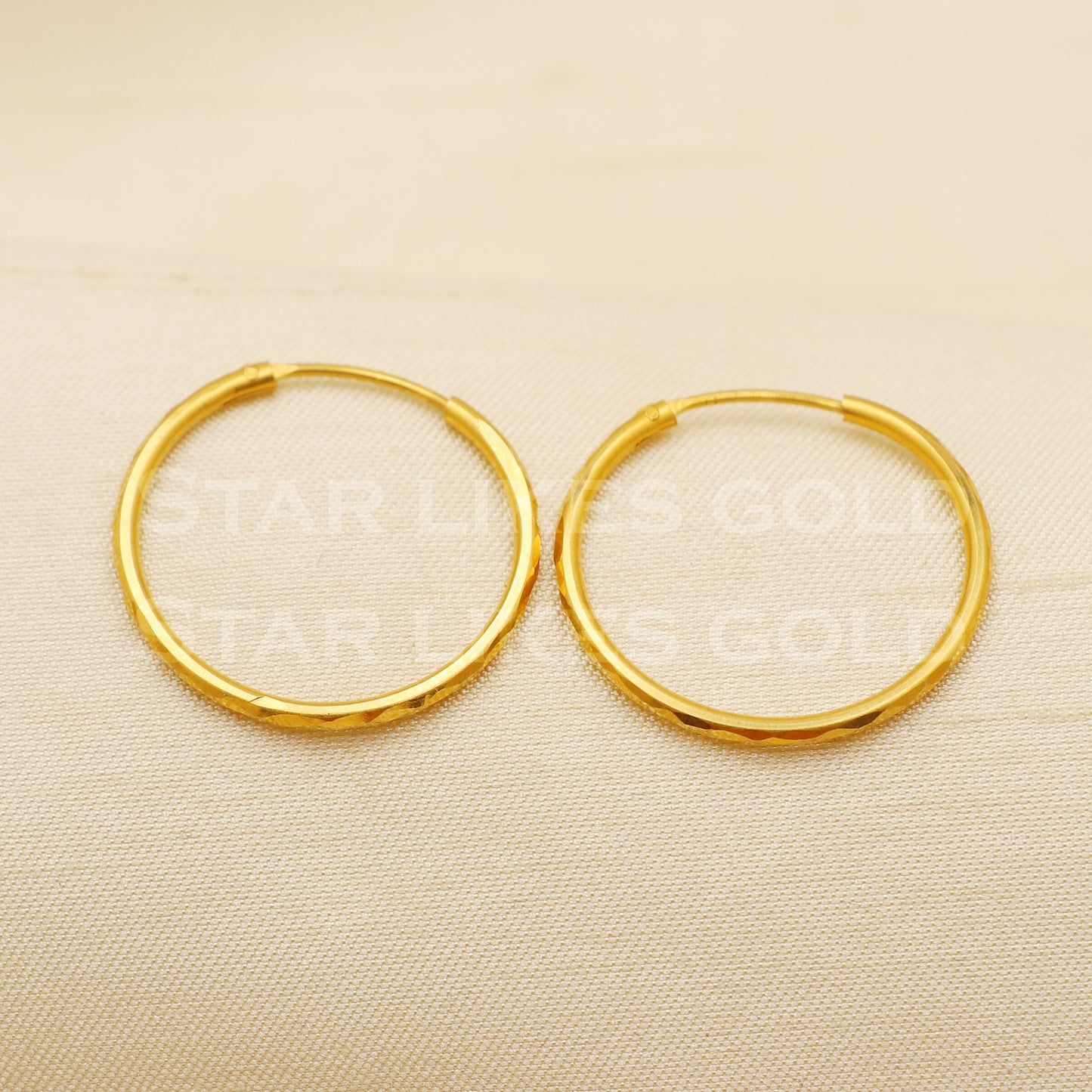18 karat 18k gold bali hoop earrings, B1502