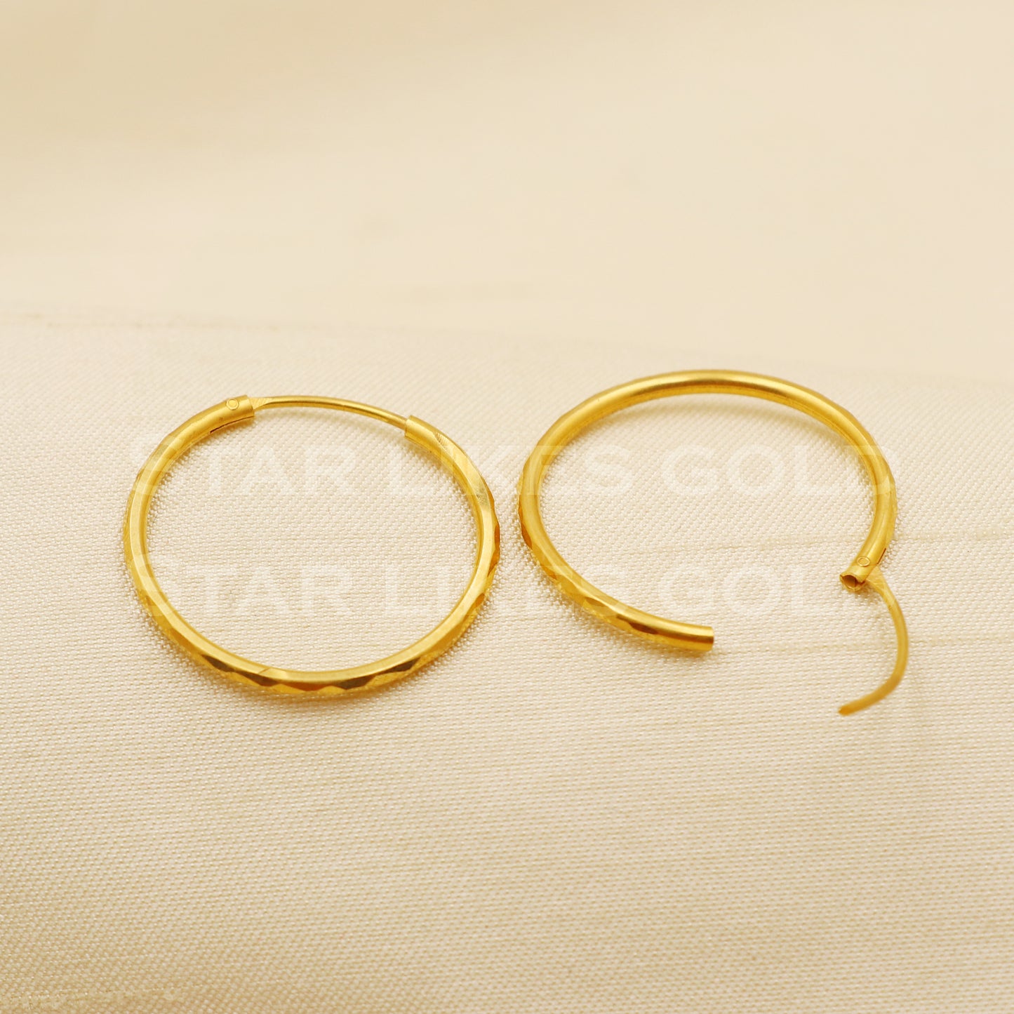 18 karat 18k gold bali hoop earrings, B1502